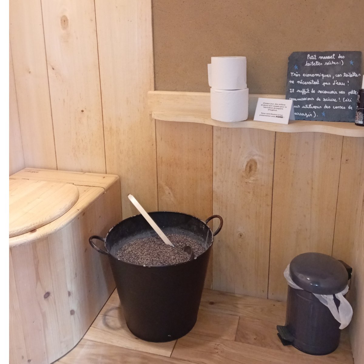 Popeeimpact's tweet photo. POPEE chez les Hobbits ! 🧌 

Nous vous présentons l'Écolodge La Belle Verte, situé à Saint-M’Hervé, en Bretagne.

Pour les toilettes sèches et le salon, ils ont choisi Popee 🥰 https://t.co/NGwkXxYYui