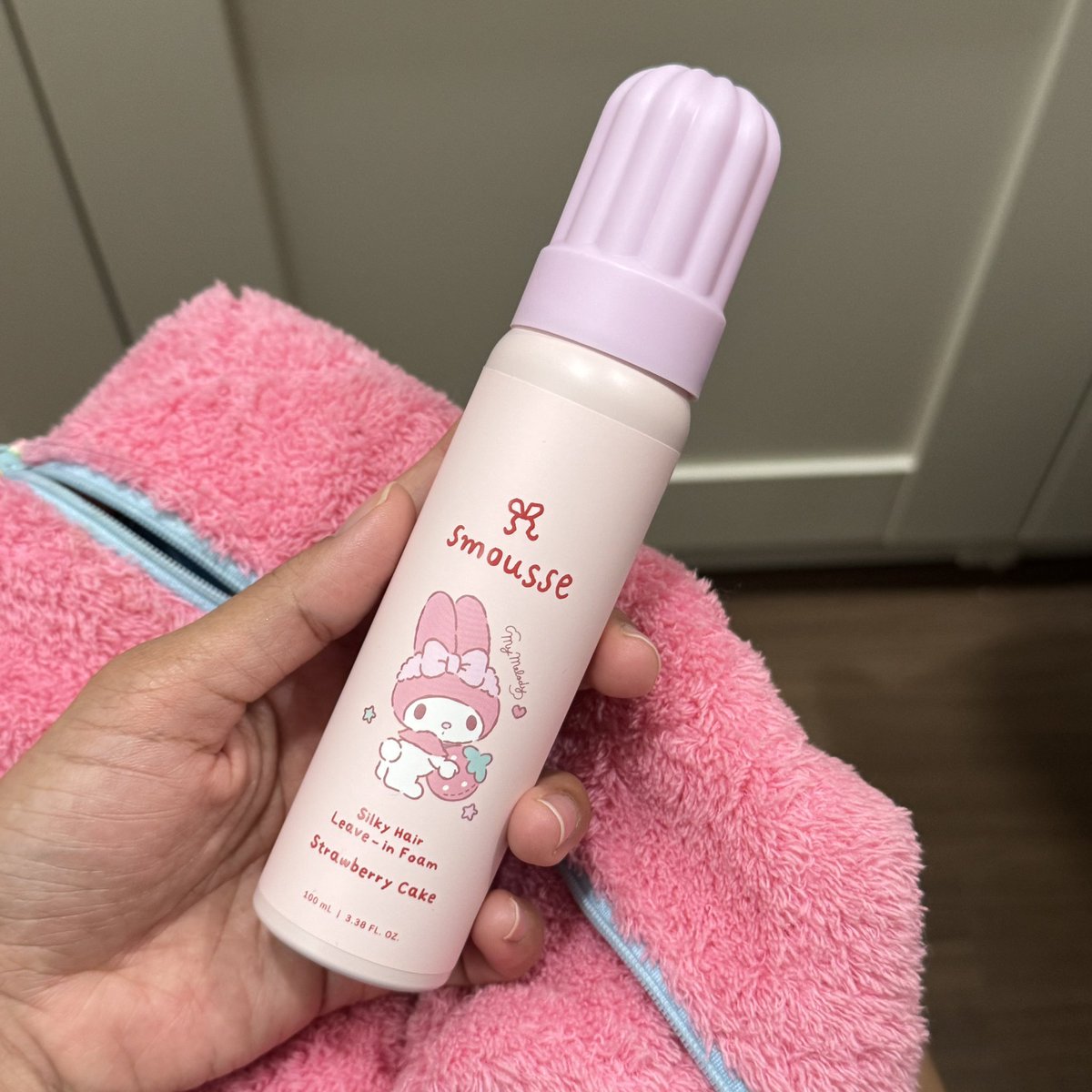 Sawarinni's tweet photo. ลืมการใช้ dry shampoo แบบเดิมไปเลย! ของ smousse ใช้ดีมากกก วันไหนรีบๆไม่มีเวลาสระผม หัวมัน บอกเลยช่วยชีวิตได้ดีมากก ประหยัดเวลาสุดๆ เป็นเนื้อเจลใช้แล้วไม่เป็นคราบขาว /ทรีตเมนต์โฟมก็ใช้ดีมากก เป็นเนื้อโฟมแบบไม่ต้องล้างออก ผมนุ่ม ผมลื่น กลิ่นหอมมากก🎀
;https://t.co/d3TtJChdRq
;https://t.co/sPh7uggQGC

วิปโฟมอีกกลิ่นที่ชอบมากๆของ Smousse ผมหอมแบบโกงมากกกก แล้วใช้ง่าย เขย่าบีบวิปโฟมแล้วลูบผมได้เลย ผมนุ่ม&หอมมากๆๆๆ กลิ่น strawberry cake หอมเหมือนขนม เหมือนมิลค์เชค อยากดมผมตัวเองทั้งวันน🍓🍰
;https://t.co/wwBid3DV6M
;https://t.co/6NbjQsm1Nh
