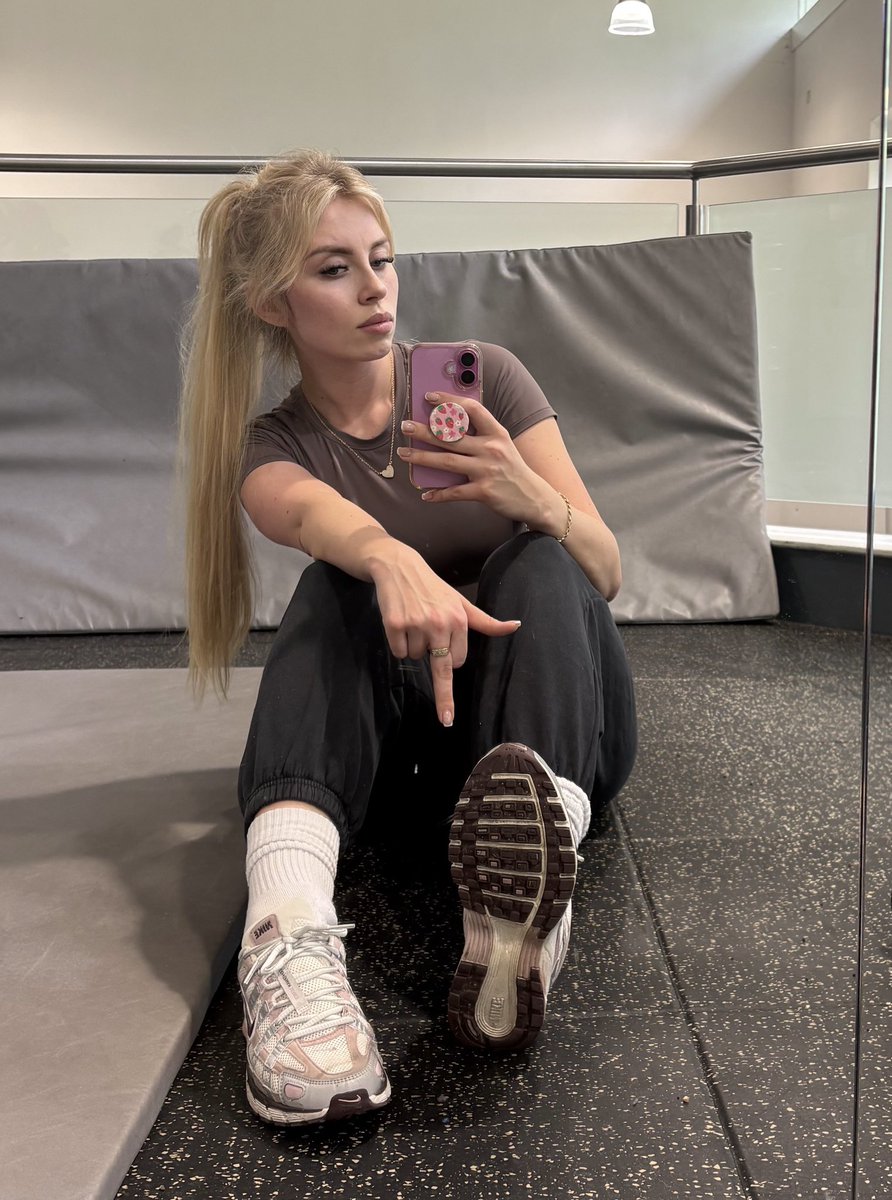 EmpressZabina's tweet photo. I want to imprint my trainers on your face https://t.co/Fg3rMjqNbA