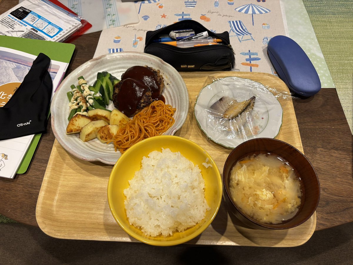 きゃっほい おばあちゃまの作ってくれたお夕飯〜！今日はおひとり様ですわ
