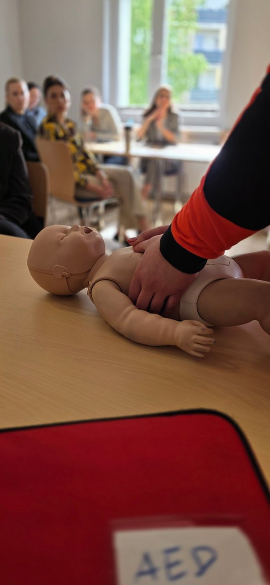 PSSE_Augustow's tweet photo. Dziś pracownicy Stacji uczestniczyli w specjalistycznym szkoleniu z zakresu pierwszej pomocy przedmedycznej oraz obsługi AED🚑
Szkolenie miało charakter praktyczny i z pewnością pozwoli działać sprawnie w sytuacjach wymagających natychmiastowej reakcji 👍 https://t.co/ePV3F3iasz