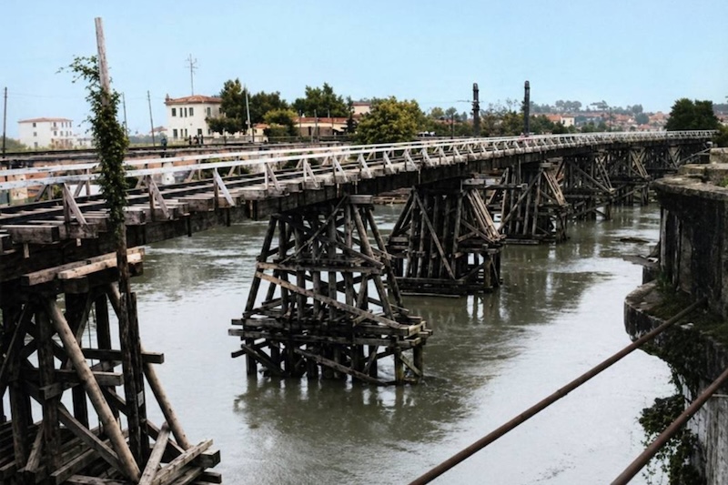 cc_hne's tweet photo. Ejército de ocupación alemán supervisa las pruebas de carga del puente provisional construido en 1941 para facilitar los trabajos de reparación del puente internacional del Bidasoa. Fotografías de Xavier Santamaría. Bundesarchiv, Koblenz. #ferrocarril #españa #francia https://t.co/YFB2IAumpl
