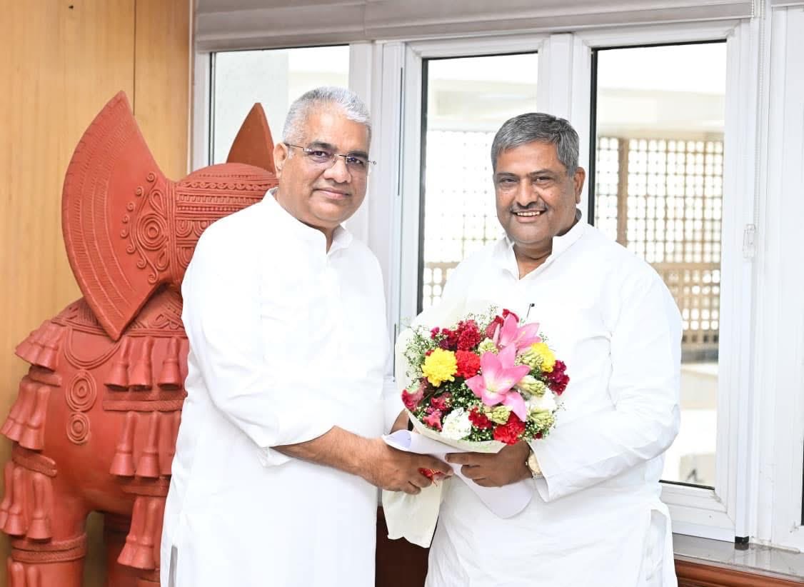 KashiDharmendra's tweet photo. केन्द्रीय मंत्री आदरणीय @byadavbjp जी आत्मीय भेंट https://t.co/MrOdHQGy5g