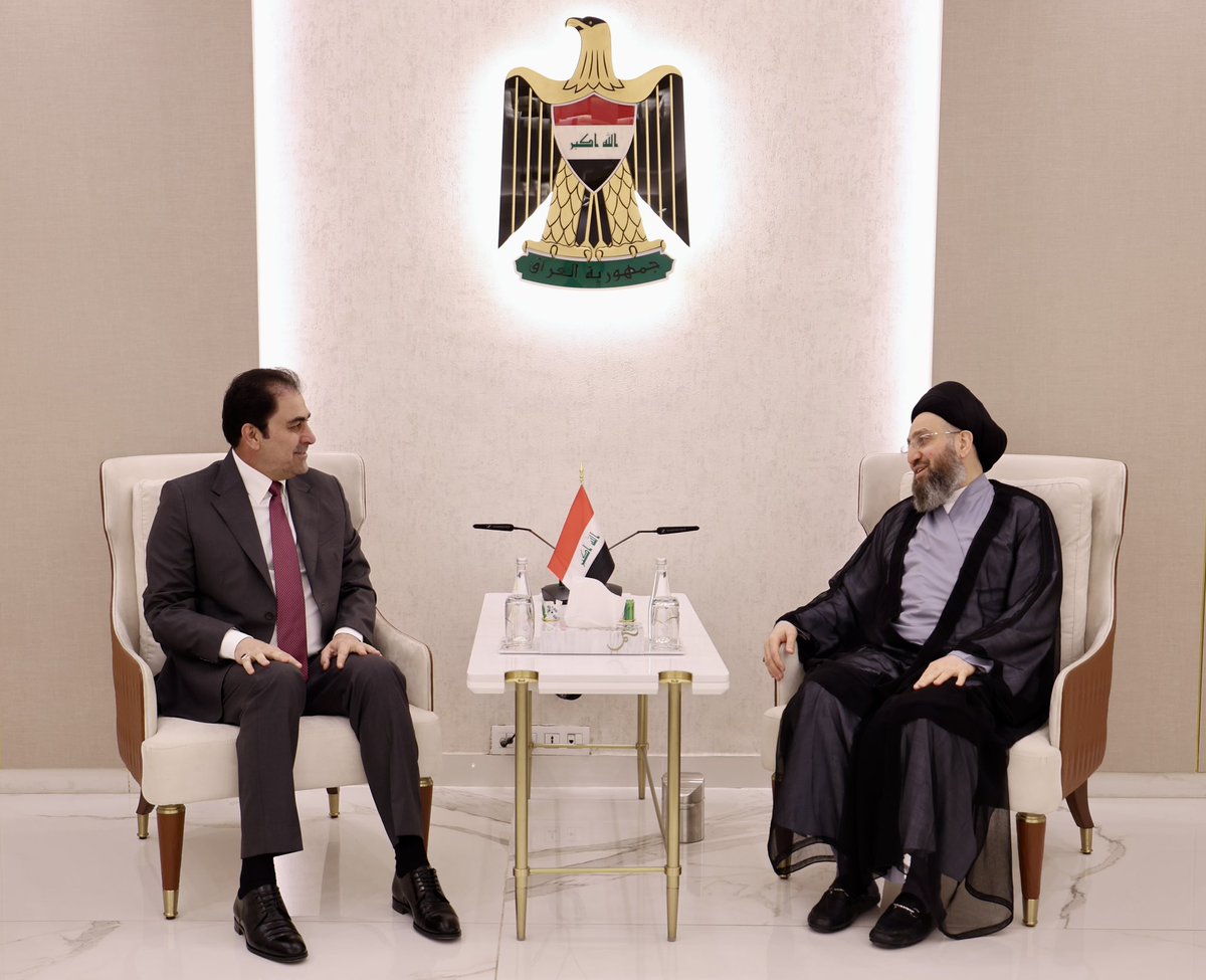 MediaAlhakeem's tweet photo. استقبل سماحة السيد الحكيم، رئيس تحالف قوى الدولة الوطنية، في مكتبه ببغداد صباح اليوم، رئيس تحالف الأساس الأستاذ محسن المندلاوي، حيث جرى بحث تطورات المشهد السياسي في العراق والمنطقة، إلى جانب مناقشة عدد من الملفات الوطنية المهمة.
وأكد سماحته خلال اللقاء دعم حكومة الأخ علي الزيدي، وضرورة استكمال الكابينة الحكومية بما يحقق متطلبات المرحلة الحالية، مشددًا على أهمية اختيار وزراء أكفاء قادرين على إدارة مؤسسات الدولة وتعزيز مستوى الخدمات والاستقرار.
كما جدد سماحته التأكيد على أهمية وحدة الإطار التنسيقي والعمل على مأسسته، بما يسهم في تعزيز مكانته ودوره في دعم المسار السياسي وترسيخ الاستقرار الوطني، مبينين أن الإطار التنسيقي مثّل نموذجًا مهمًا في إدارة المرحلة ودعم العملية السياسية.
وشدد سماحته على ضرورة إدامة الحوارات والتفاهمات بين القوى السياسية لمعالجة الإشكالات العالق��، وتغليب المصلحة الوطنية العليا بما يخدم تطلعات الشعب العراقي.