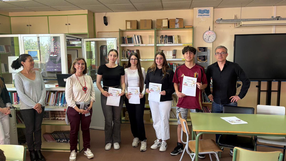 IES_M_Falla's tweet photo. Los alumnos de 4° de la ESO de Oratoria que participaron en el Torneo de Debate escolar del Ayuntamiento de Coslada recibieron ayer los diplomas y reconocimiento por parte del @Ayto_Coslada
Equipo Mielina 16: segundo premio
Ainara Fernández Ríos: premio individual a mejor oradora https://t.co/B0CiloeS09