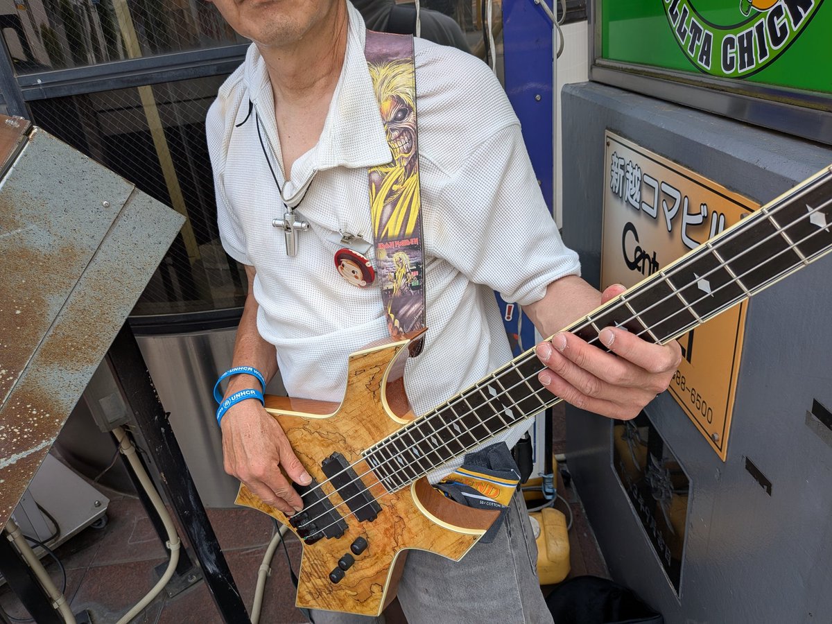 crazycoolmune's tweet photo. 新越谷駅西口でバングラデシュの若者たちと即興セッション。  
そのままブルーヘブン前で仲間と音を重ね、  
ベースの音が街に響きすぎて110番通報されるというオチまで。  
今日も街と音と人に生かされた一日。  
 #きーちゃん応援会 代表 宗近秀信 https://t.co/8oybYAqJhv
