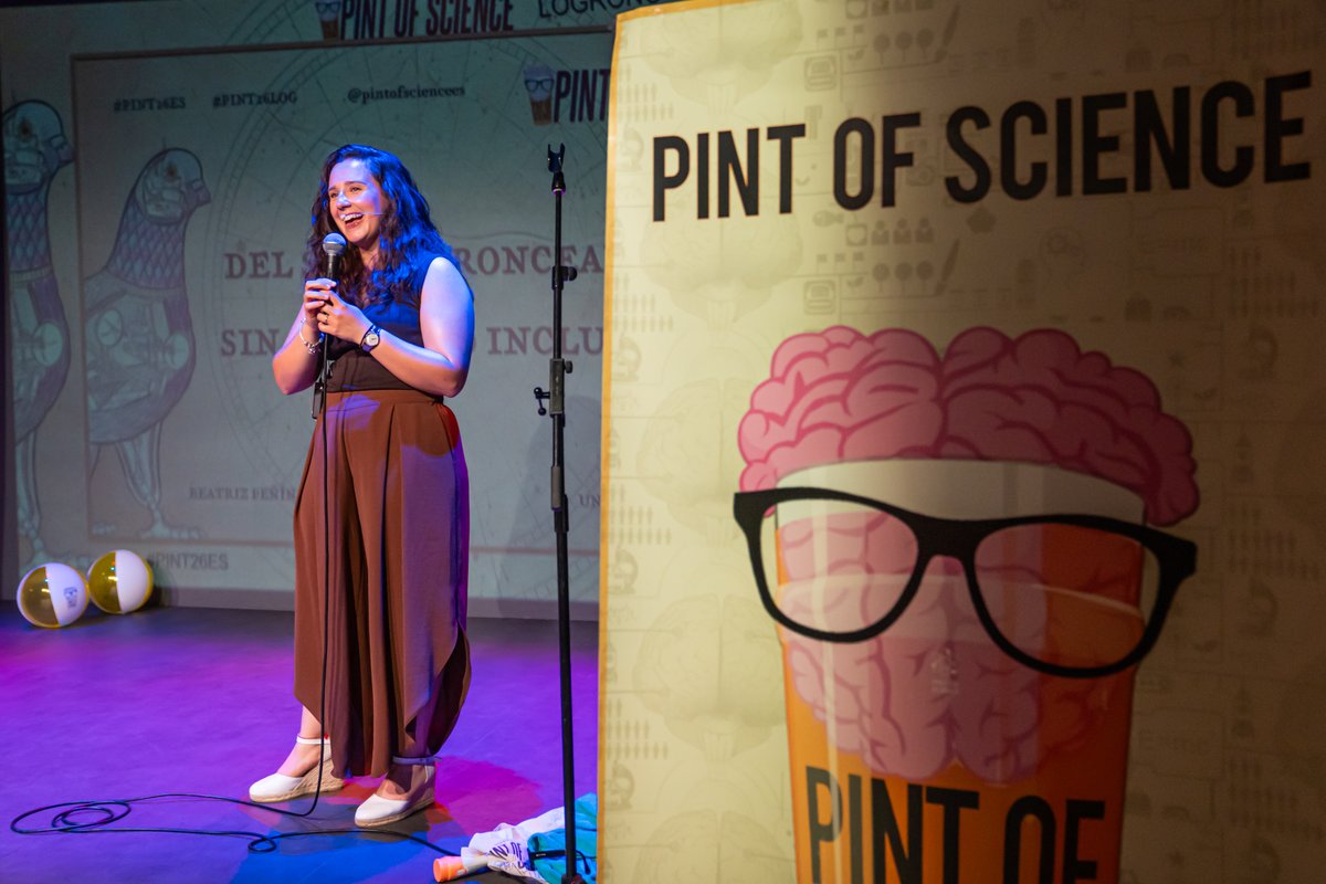 unirioja's tweet photo. 📸 | Beatriz Peñín del Río #QuímicaUR y Víctor Lanchares Barrasa #MatemáticasyComputaciónUR han sido los protagonistas de la segunda jornada del 🍺#PintOfScience2026👩‍🔬 en La Sala Negra @LaSalaNegra 

Y esta tarde 👇
🕖19 horas
📌Sala Negra (C/ Lardero, 35 bajo)
🎫Entrada libre hasta completar aforo

▶️Miércoles, 20 de mayo
✔️Telómeros: guardianes secretos del ADN
🗣️Sergio Piñeiro Hermida #CIBIR @riojasalud

✔️Se busca dinosaurio cuellilargo perdido
🗣️Adrián Páramo Blánquez #QuímicayComputaciónUR

@RSEQUIMICA @InstitutoIER #emydur #UCCUnirioja @FECYT_Ciencia