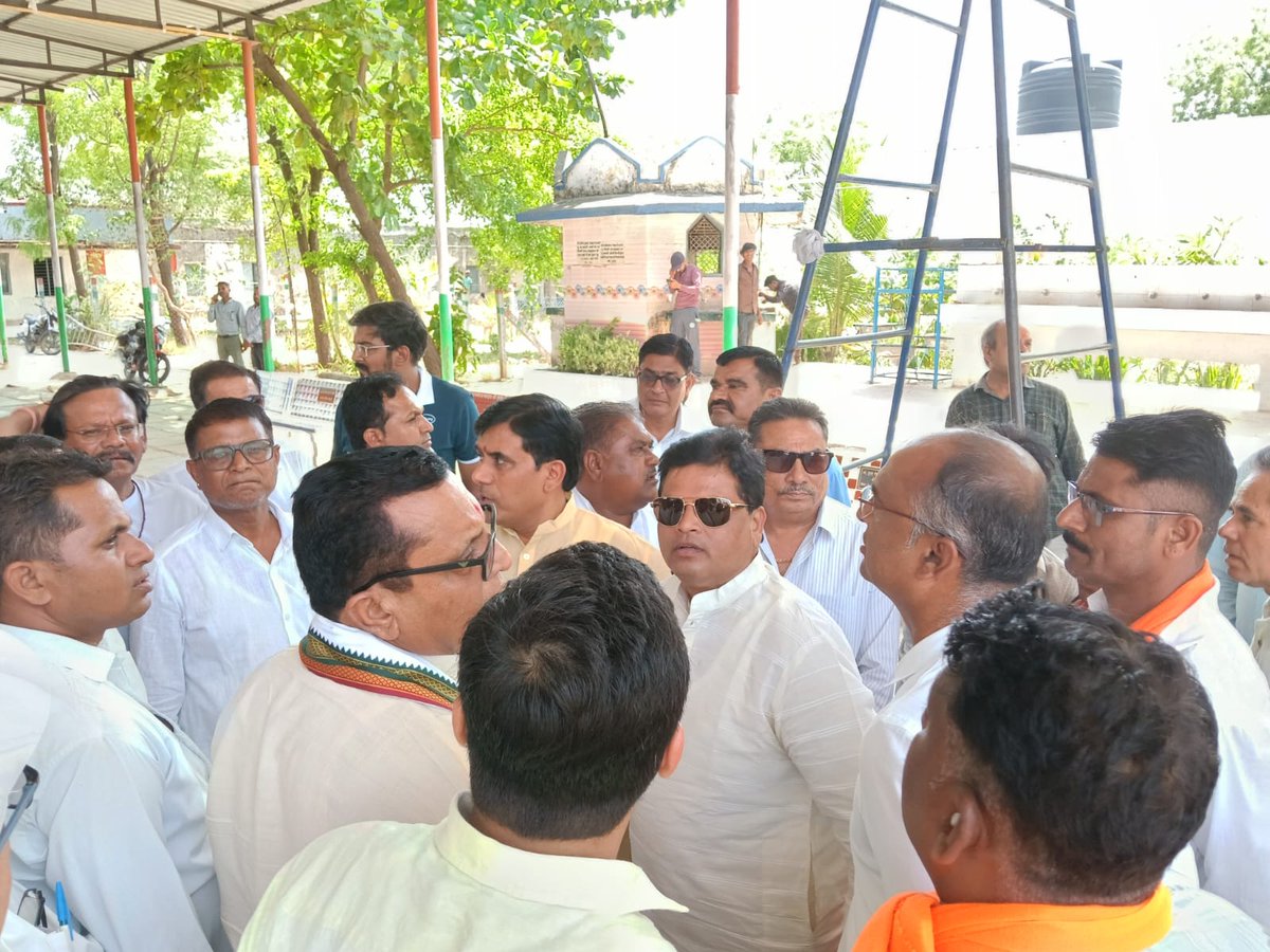 BJP4Rajasthan's tweet photo. राजस्थान के यशस्वी मुख्यमंत्री श्री @BhajanlalBjp का डूंगरपुर जिले की चौरासी विधानसभा क्षेत्र स्थित राजकीय उच्च माध्यमिक विद्यालय, धम्बोला में रात्रि चौपाल कार्यक्रम प्रस्तावित है। उक्त कार्यक्रम की तैयारियों के तहत आज कार्यक्रम स्थल का निरीक्षण कर व्यवस्थाओं का जायज़ा लिया गया।

इस अवसर पर भाजपा के पूर्व प्रदेश महामंत्री श्री सुशील कटारा, जिला संगठन प्रभारी श्री जोगेंद्र सिंह राजपुरोहित, जिला अध्यक्ष श्री अशोक पटेल सहित जिला पदाधिकारी, सभी मंडल अध्यक्ष और कई प्रमुख कार्यकर्ता उपस्थित रहे।