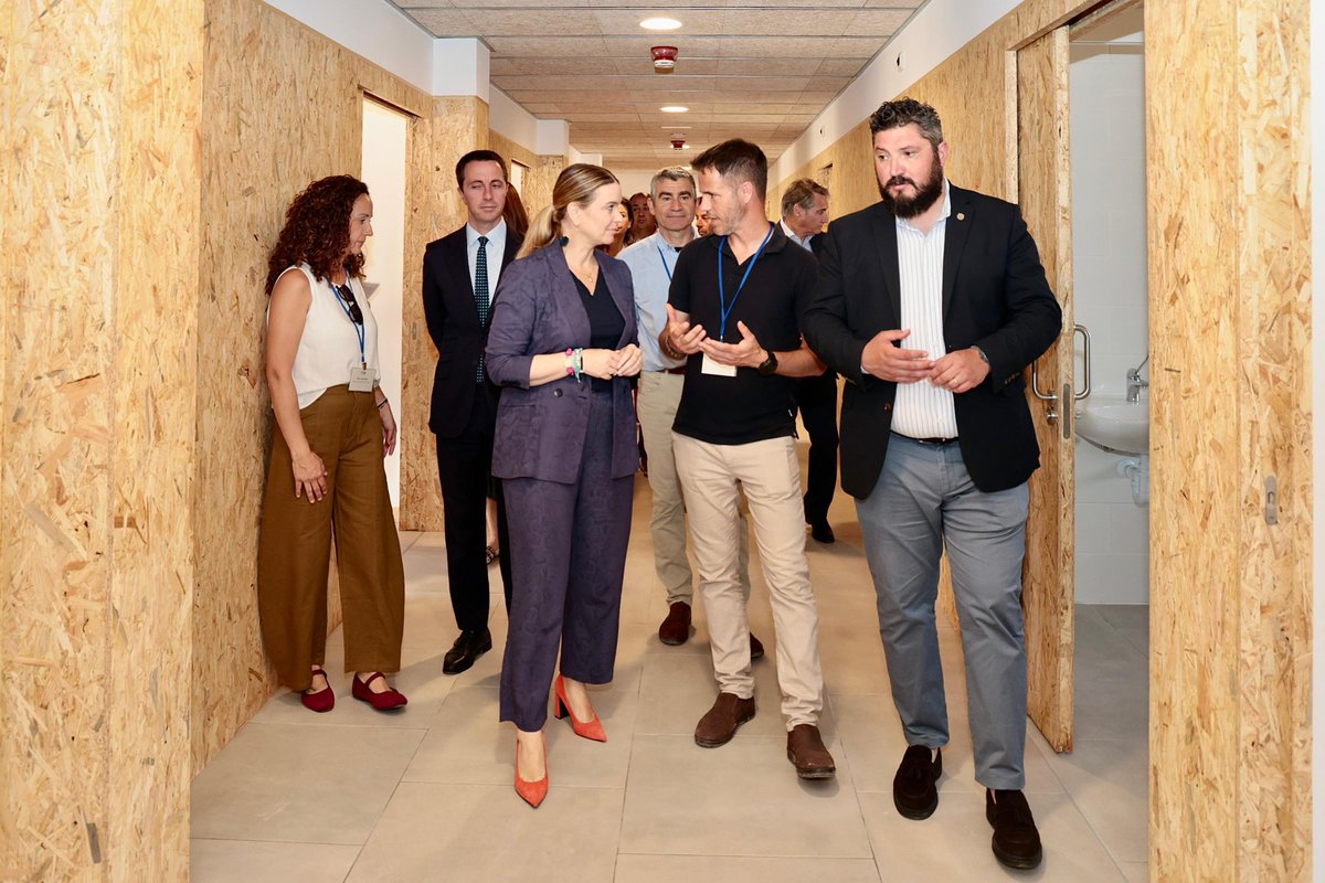 MargaProhens's tweet photo. ASPACE és sinònim de professionalitat, rigor i compromís amb el present i el futur de moltes persones i famílies.

Avui inauguram el Projecte Nola, una nova llar pensada per donar més autonomia, més qualitat de vida i més tranquil·litat. Un projecte que ha rebut un finançament de 3,1 milions d’euros per part del Govern de les Illes Balears i que permetrà oferir una atenció integral les 24 hores del dia, els 365 dies de l’any, adaptada al perfil i a les necessitats de suport de cada persona.

L’aposta del Govern és clara per continuar reforçant els serveis socials i donar suport a entitats com @aspaceib perquè pugueu continuar creixent i arribant a més persones.

I és que va ser precisament en aquest centre on va néixer una necessitat que avui ja és un dret consolidat a les Illes Balears: la bonificació de l’oci adaptat. Perquè el lleure no podia suposar una despesa inassumible ni una barrera per a moltes famílies. I des del Govern hem continuat millorant aquests recursos, escoltant sempre les entitats i les famílies.

Gràcies per ser exemple, per la feina que feis cada dia, però sobretot per com la feis.