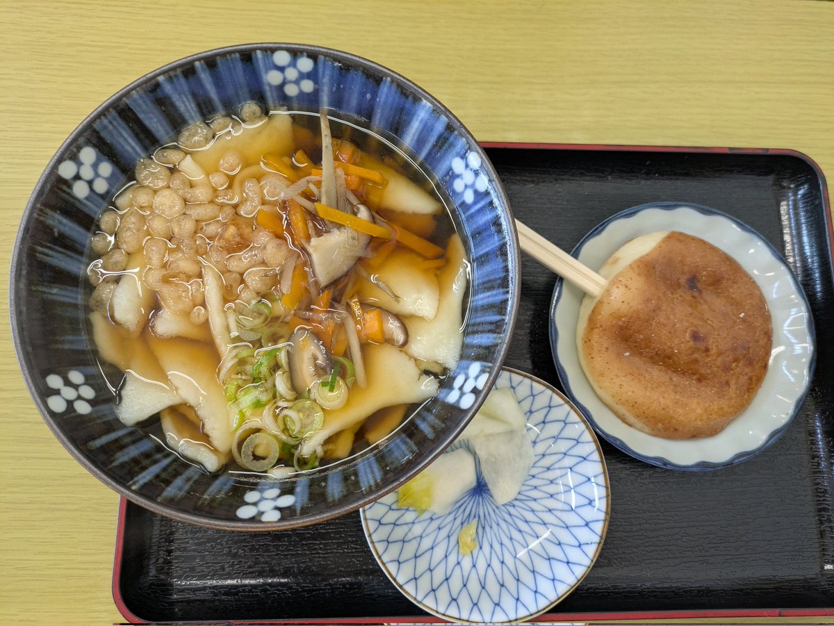 M5mJc's tweet photo. ひっつみ？てやつ食べてきた〜味はうどんみたいな感じ🥰
串もちも結構美味しい！ https://t.co/gZtWho1HvU