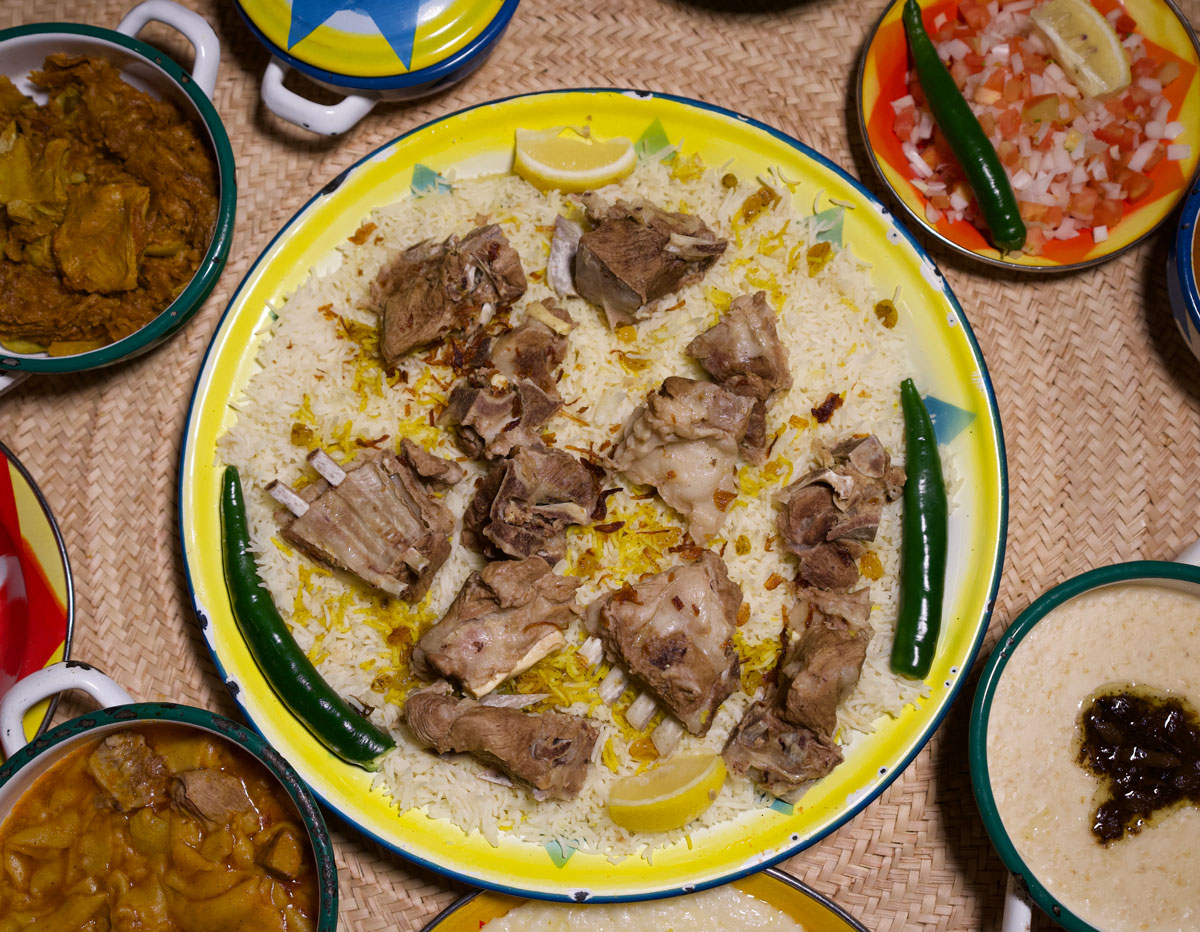 SaudipediaCH's tweet photo. 沙特饮食以椰枣、大麦、小麦为主料，形成Jareesh（国家代表食物）、卡布萨等传统菜肴。各省特色鲜明：北部哈伊勒省盛行高脂肪菜肴，南部阿西尔省以小麦粉美食著称，东部省注重海鲜烹饪。饮食文化强调共享（如围盘手抓）与伊斯兰礼仪，2015年沙特咖啡入选联合国非遗名录。

 #沙特百科 

📷沙特百科 

https://t.co/lXrg5Wngfs