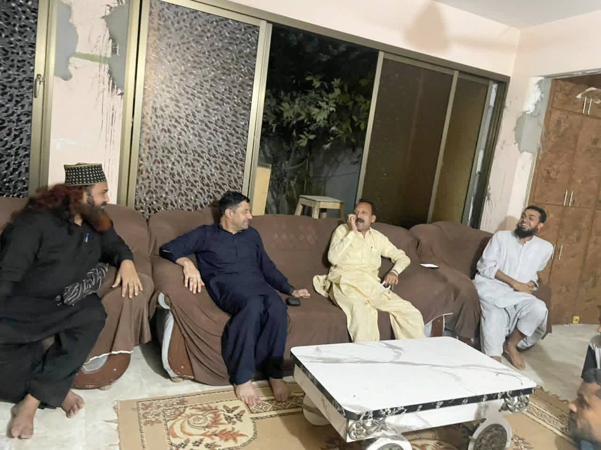 TeamAmanMasood's tweet photo. معاون خصوصی وزیراعلی سندھ و نائب صدر کراچی ڈویژن پاکستان پیپلز پارٹی سابق ایم پی اے امان اللہ مسعود ملیر سے سابق جنرل کونسلر شعیب بلوچ کی جانب سے دی گئی چائے کی دعوت پر ان کی رہائش گاہ گئے۔

 دیگر پارٹی کارکنان موجود تھے۔
  #advoisertocm  @AmanMasoodKhan @BBhuttoZardari https://t.co/aV9luIJMty