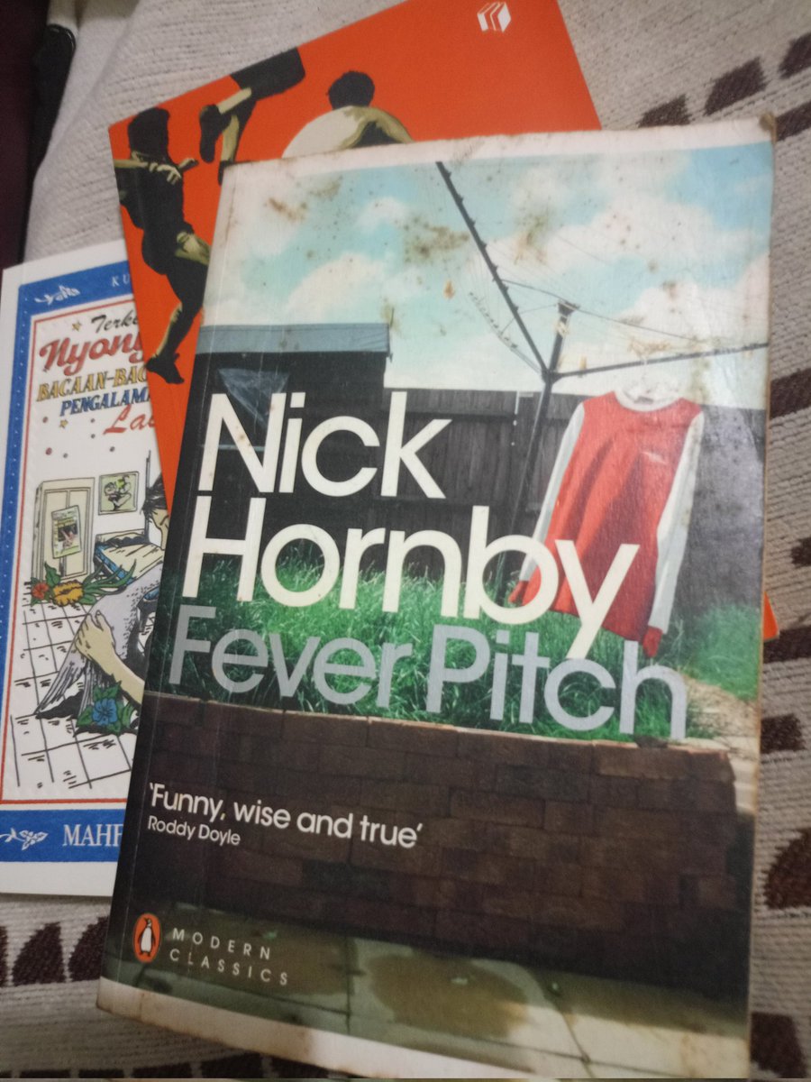 Mah_Hwan's tweet photo. Menggemari Hornby, nerjemah Fever Pitch, dan kerap nulis hal2 baik berkait Arsenal, sulit sebenarnya bisa membenci Arsenal--"membenci" biasanya kita arahkan ke klub2 yg terlalu dominan di satu masa atau yg betul2 face-to-face dgn klub kita. Tapi, bbrp hal kadang mengubahnya. https://t.co/i3zdCttKm7