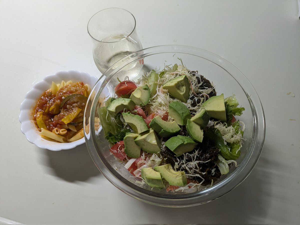 attackonkozu's tweet photo. 【本日こずが口にしたもの】
(朝)ごはん、味噌汁、だし巻き玉子、りんご、豆乳
(昼)ごはん、味噌汁、きくらげの佃煮
(仕事中)水1Ｌ、炭酸水350ml、チョコ3個、飴3個
(夕方)アイス1個
(夜)トマトソースペンネ、もずくサラダ、薄めたハイボール(写真) https://t.co/zgMZxlyPe2