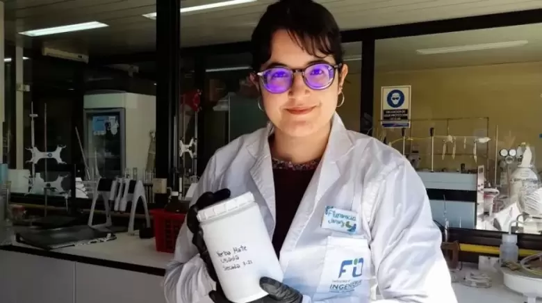 EscapeNoticias's tweet photo. Florencia Jerez, investigadora del Conicet, encontró la forma de convertir los restos de yerba usada en carbón activado para crear supercapacitores de baterías, es decir, pilas recargables. "Valorizar el residuo de la yerba mate", señaló la ingeniera química en FM 98.3 https://t.co/e7DnqF3tn5