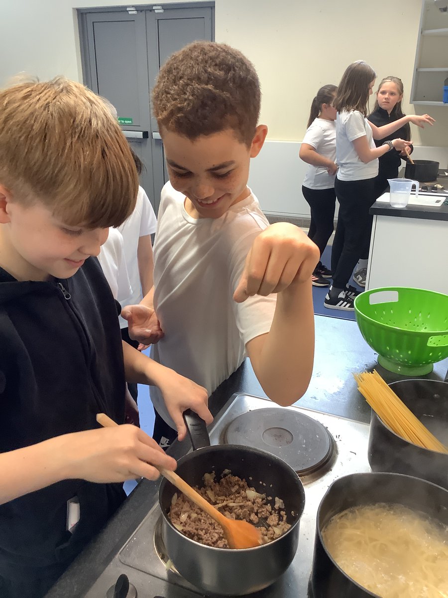 timberleysch's tweet photo. 5G became chefs and had a great time making their spaghetti bolognese🍝 recipe yesterday!👩‍🍳🧑‍🍳 https://t.co/jAmb4w0DMm