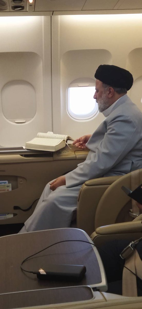f_s_amir's tweet photo. تقریباً در همه سفرهای داخلی و خارجی، دقایقی از وقت روزانه ایشان در خلوت با معبود، به تلاوت قرآن یا مناجات و دعاخواندن می‌گذشت.
#شهید_جمهور https://t.co/YJlGKqqnhA