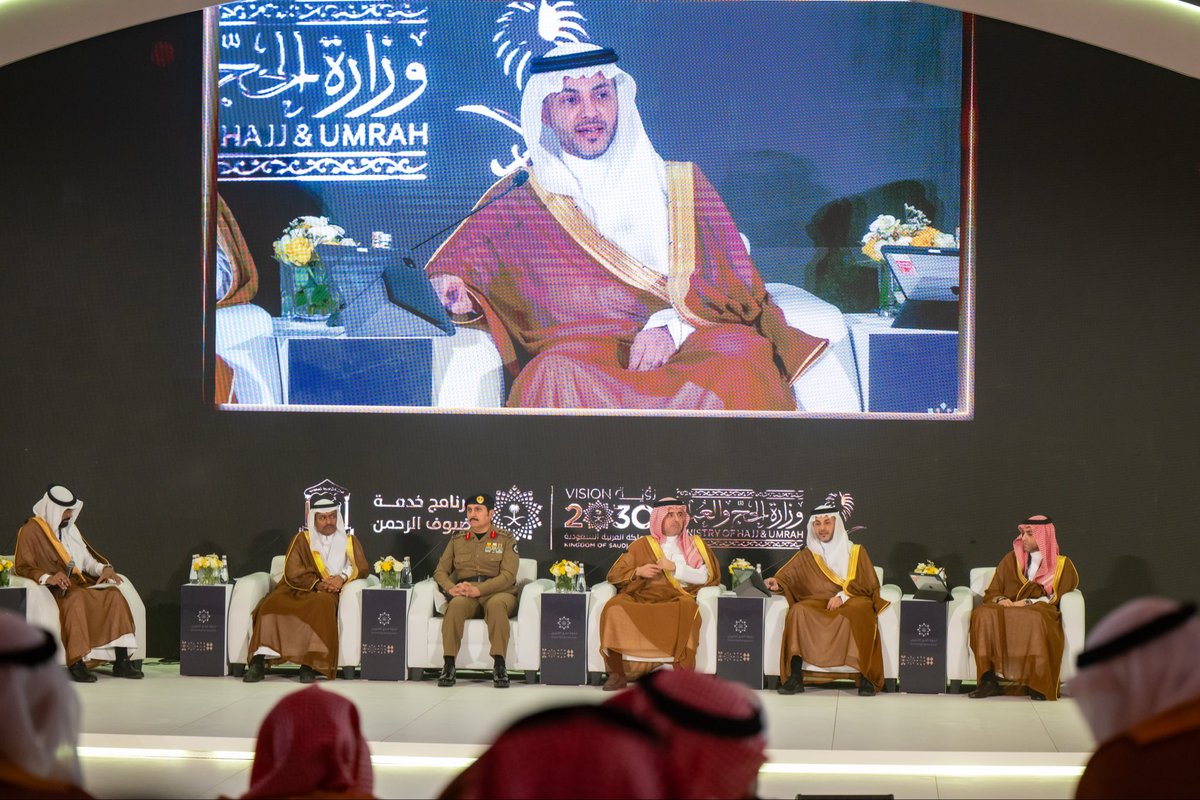 RCMC_KSA's tweet photo. أكد سعادة الرئيس التنفيذي للهيئة الملكية خلال مشاركته في ندوة الحج الكبرى، أن تطور منظومة خدمة ضيوف الرحمن عبر العقود يعكس عناية متواصلة من القيادة الرشيدة، وتتجلى اليوم في تكامل الجهات ورفع كفاءة التشغيل في مكة المكرمة والمشاعر المقدسة. #حياكم_الله https://t.co/elP3neRoX4