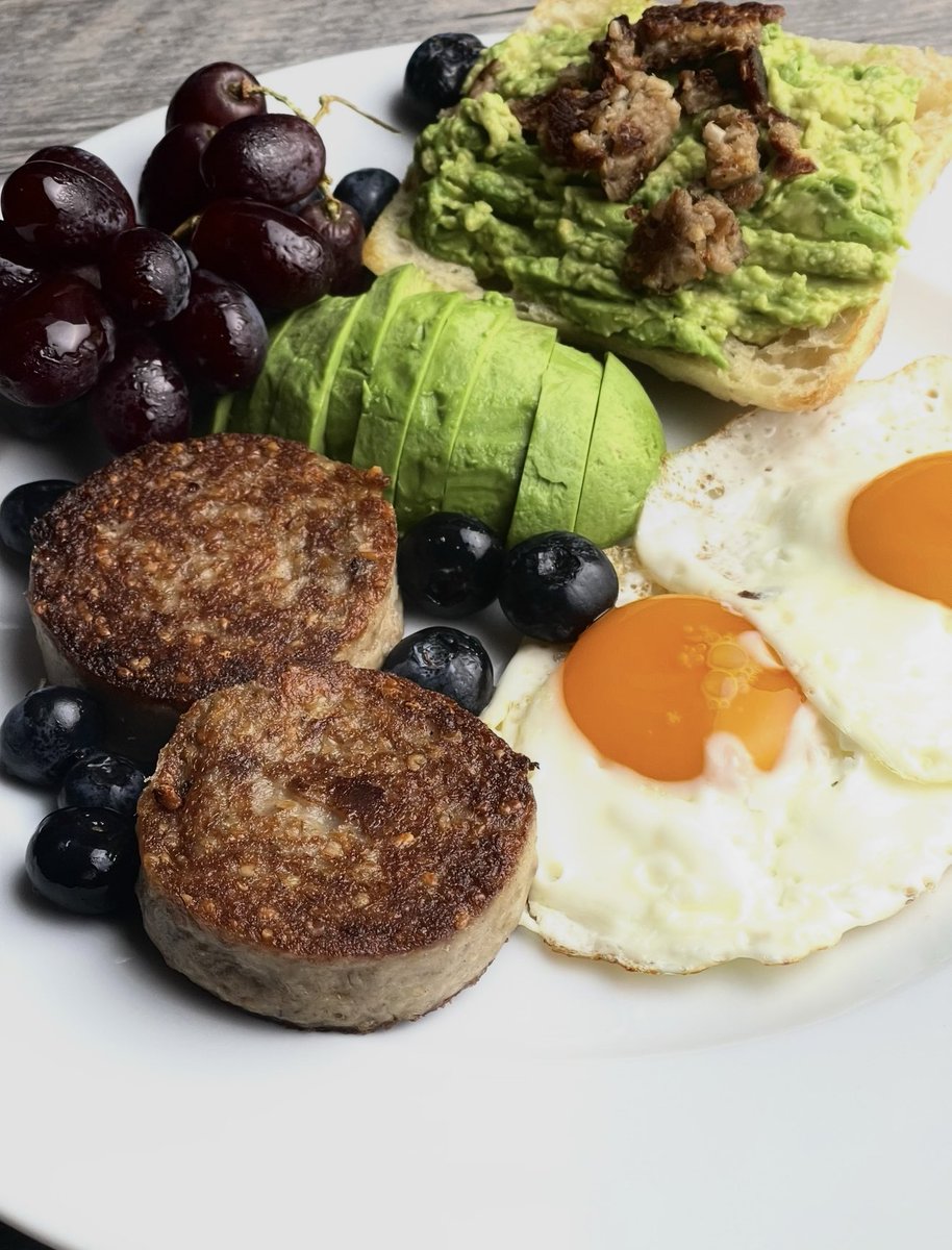 QCSausage's tweet photo. Rainy day sustenance 😋
#humpday #eatmoreprotein #healthyanddelicious #goetta #eggs #yum https://t.co/byJ3U5fqGS
