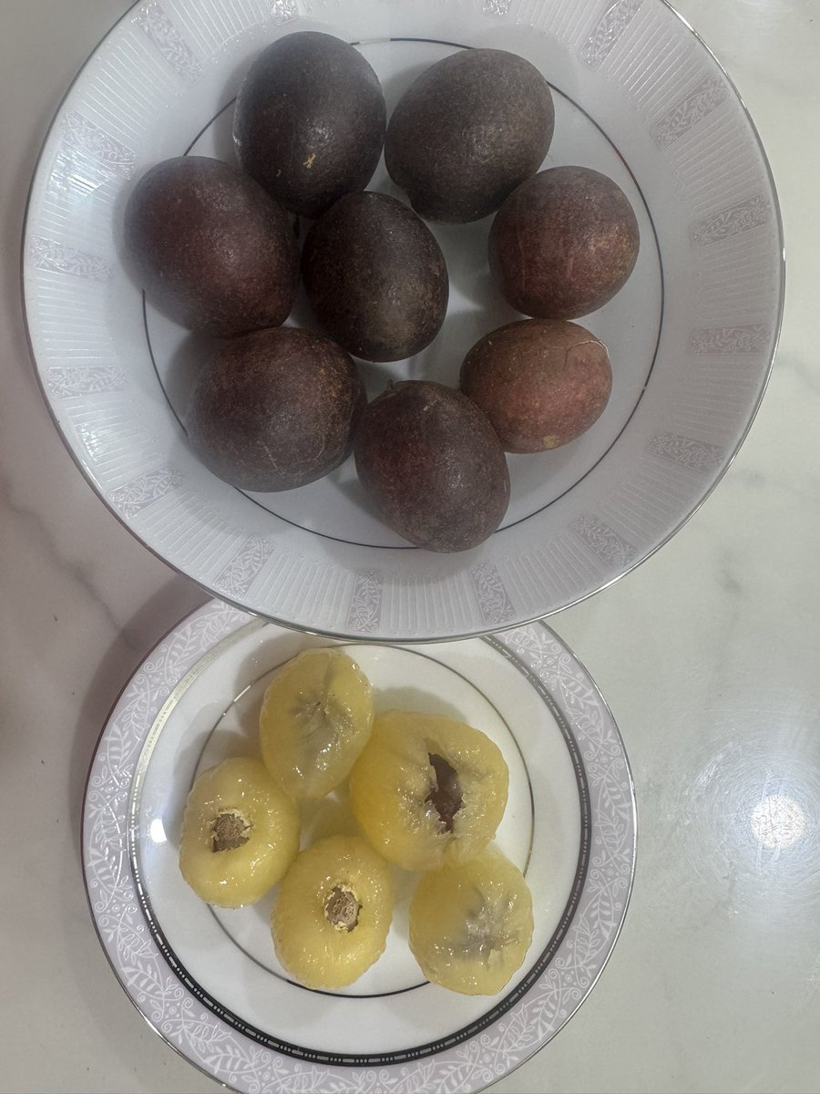 ahmadmaslan's tweet photo. Buah Kristal / Longan #Sarawak.
Saya makan, enak sekali. Emak &amp; Kak Long bawa.

Jersi itu … ya #Arsenal. Anak sulong saya &amp; menantu belikan yg terkini. Ada beberapa yg lama.

Oleh kerana Arsenal juara #EPL selepas 22 tahun berusaha, mereka hadiahkan saya. TQVM

Tahniah, tahniah. https://t.co/489e9kkHVW