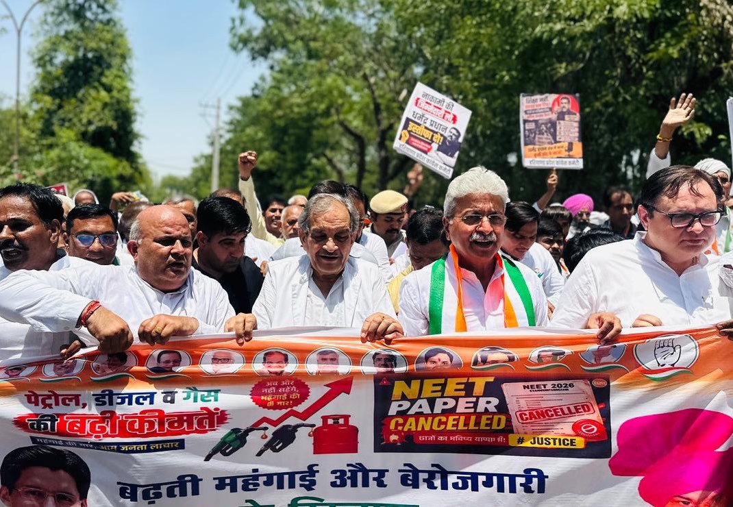 ChBirenderSingh's tweet photo. महंगाई, पेपर चोरी जैसे गंभीर मुद्दों पर @INCHaryana द्वारा आयोजित प्रदर्शन में आज प्रदेश अध्यक्ष @RaoNarendraINC जी के साथ शामिल हुआ व प्रशासन को इन मुद्दों पर ज्ञापन सौंपा। प्रदेश का सबसे मजबूत दल होने के नाते कांग्रेस लोगों के मुद्दे पुरजोर तरीके से उठाने के लिए प्रतिबद्ध है। https://t.co/Gsp2YCagTv