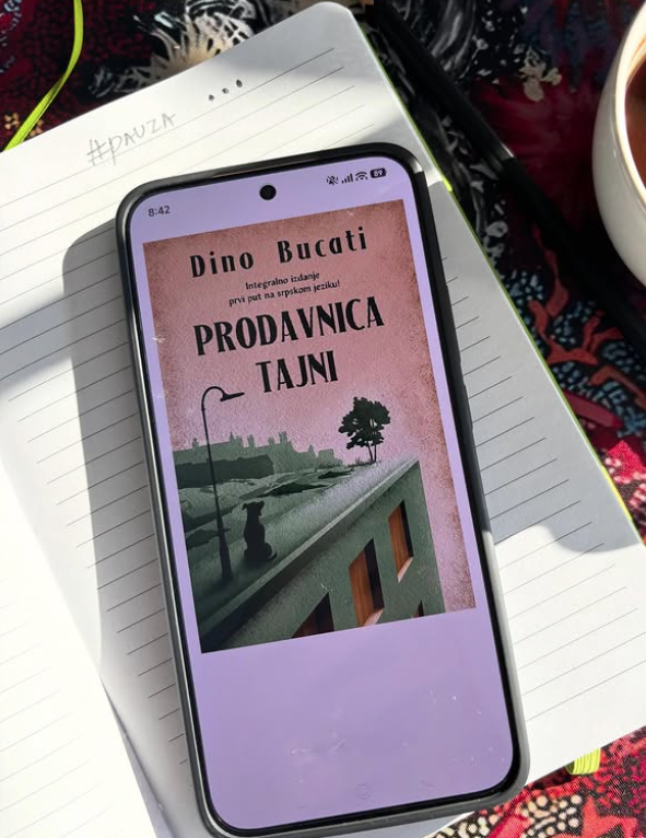 EdenBooks_'s tweet photo. U ovim pripovetkama Bucati ukazuje na ono bizarno koje se krije iza banalnog, na tajne koje okružuju savremenog čoveka – osvetljavajući tako košmarnu stranu naše svakidašnjice. 📖
Knjigu možete čitati na Eden aplikaciji.📱#preporuka
#knjige #edenbooks #pauza https://t.co/Rc3yWIynz8