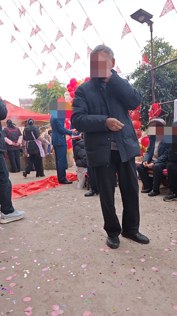 yunkun999's tweet photo. 表哥结婚两个绿花朋友帮忙接亲，晚上被灌醉后惨遭失身，其中一个绿花居然还入了珠 第一次见有点好奇还在害怕是啥脏病迟迟不敢下口😀 https://t.co/rFgPMC3Ark