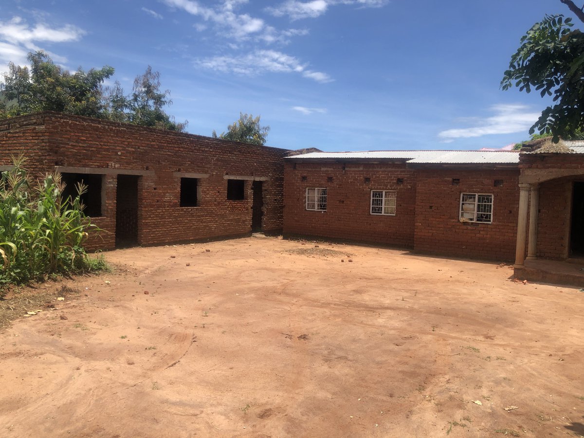SlickFlame's tweet photo. @Mr_AC_Cool Chileka 🛫✈️ 
Via Puma Filling Station 1km from tarmac
Main House: 3 bedrooms main en-suite, kitchen,dining &amp; living room, common toilet.
Two Unfinished Quarters: 2 bedrooms each + sitting room, toilet, bathroom &amp; stores.
Septic Tank | Water | Electricity
Price: MK25k -0997658477 https://t.co/PsOFW3dF57