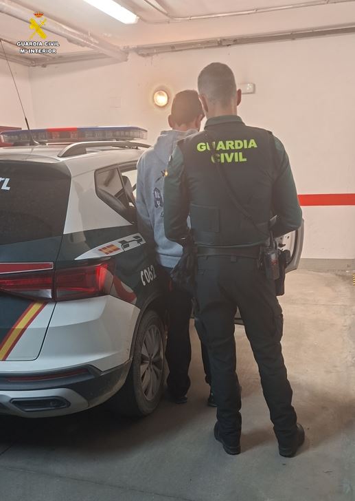 GC062VALLADOLID's tweet photo. La Guardia Civil detiene a  un varón tras una actuación en Cogeces de Íscar, por presunto tráfico de drogas.

➡️ La Guardia Civil intervino 15,84 g de una sustancia compatible con SPEED tras una actuación en la Plaza Mayor. ⚖️

#GuardiaCivil #Sucesos #TráficoDeDrogas #España 🚨 https://t.co/HfIegMl6Wz