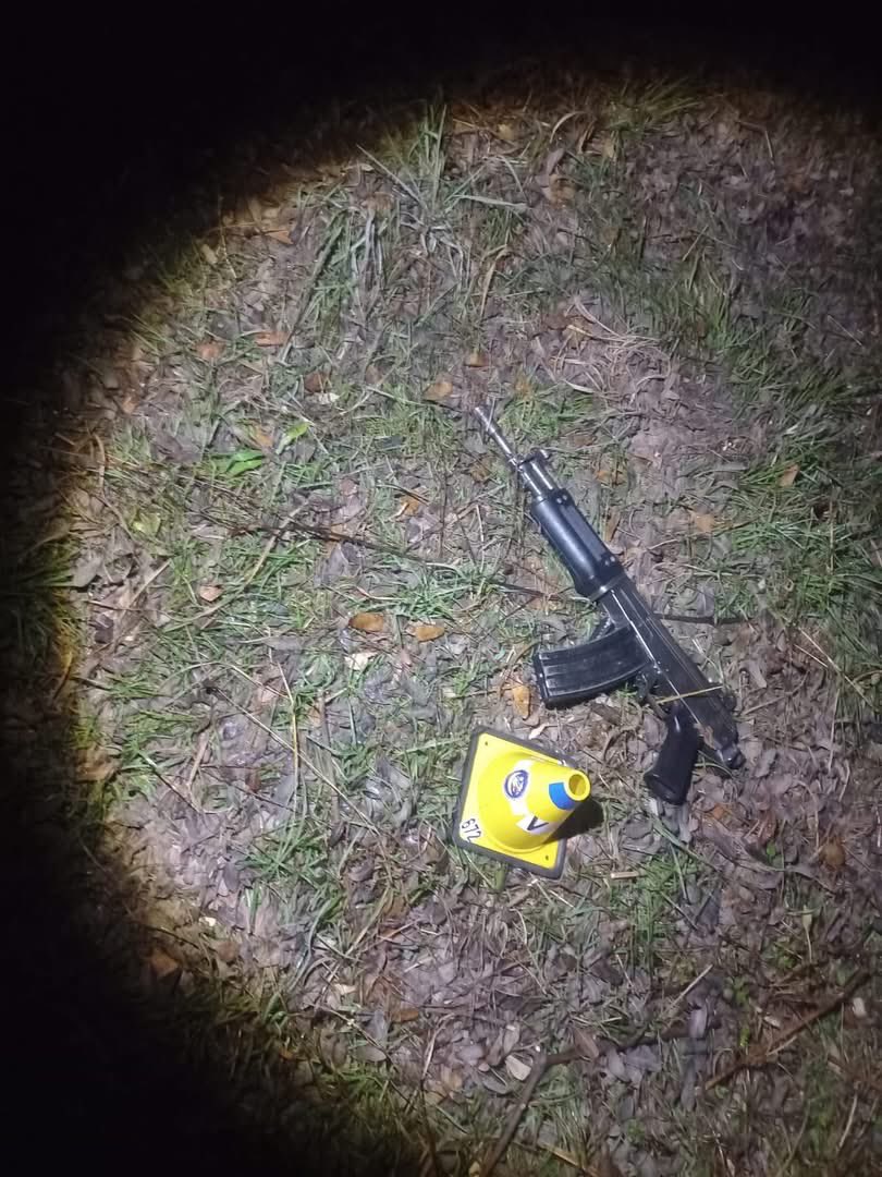 Abramjee's tweet photo. Police in Clubview, Centurion. arrested one suspect and recovered three firearms, including an AK-47 rifle, an R5 rifle, and a pistol following a shootout on the N14 in the early hours of Wednesday.

Members of the Tshwane Flying Squad were on patrol when they spotted a silver Mercedes-Benz being driven recklessly in Wierdabrug. 

The driver allegedly ignored police instructions to stop, triggering a chase.

The suspects’ vehicle later lost control on the N14. 

Police say the occupants jumped out and opened fire on officers, leading to an exchange of gunfire. 

Three suspects escaped on foot, while one suspect was wounded and remains under police guard in hospital.

Police also recovered ammunition at the scene, and investigations are continuing.