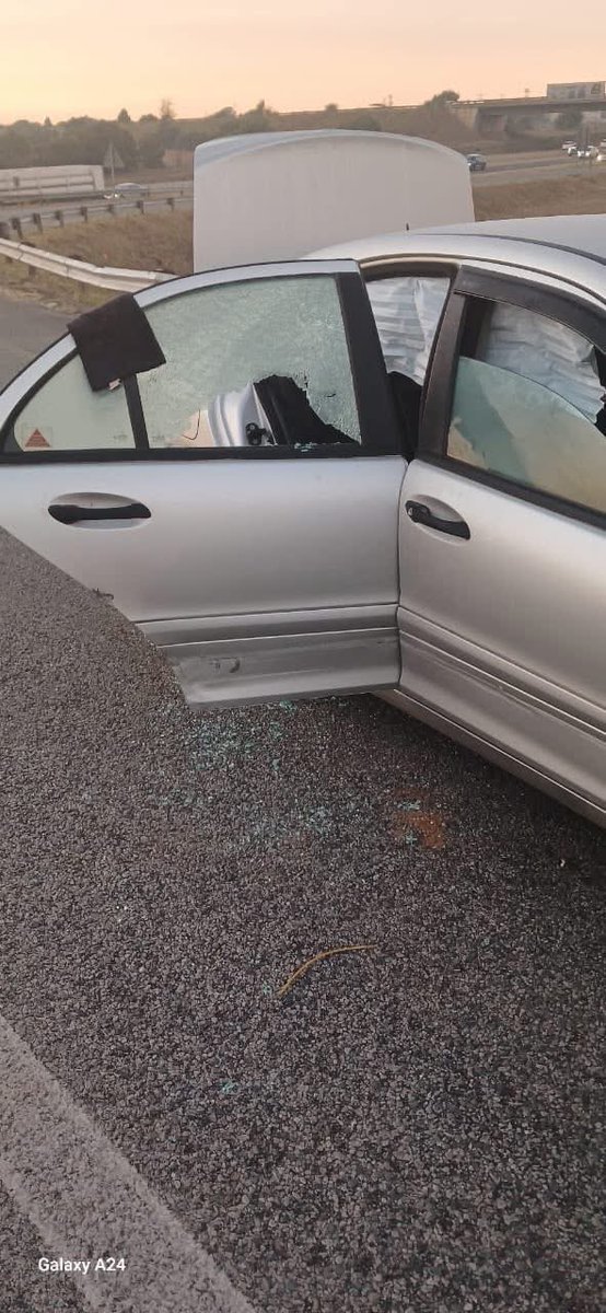 Abramjee's tweet photo. Police in Clubview, Centurion. arrested one suspect and recovered three firearms, including an AK-47 rifle, an R5 rifle, and a pistol following a shootout on the N14 in the early hours of Wednesday.

Members of the Tshwane Flying Squad were on patrol when they spotted a silver Mercedes-Benz being driven recklessly in Wierdabrug. 

The driver allegedly ignored police instructions to stop, triggering a chase.

The suspects’ vehicle later lost control on the N14. 

Police say the occupants jumped out and opened fire on officers, leading to an exchange of gunfire. 

Three suspects escaped on foot, while one suspect was wounded and remains under police guard in hospital.

Police also recovered ammunition at the scene, and investigations are continuing.