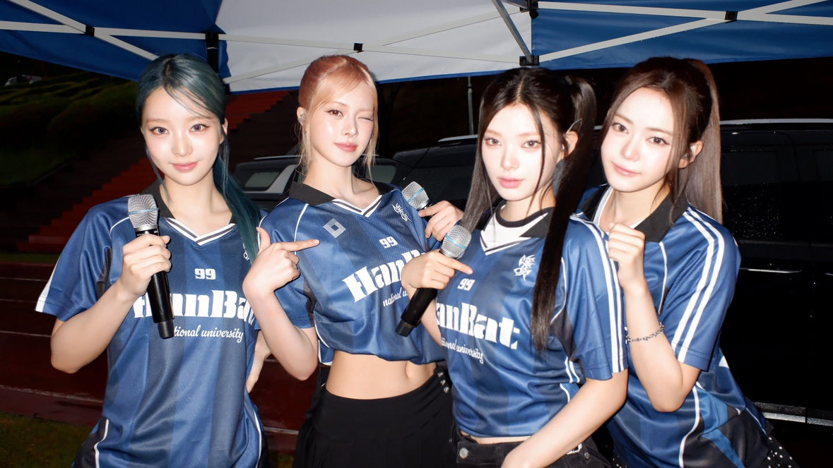 cosmosy_xm's tweet photo. 💙[himesha]
폭우 속 대학 축제~‼☔️⭐️✨ 너무 너무 즐거웠어요‼ㅎㅎㅎ 이런 날씨에도 보러 와준 eye=sy 여러분,
응원해주신 학생 여러분 정말 감사합니다~‼🩵🪽⟡˖· ��기 조심해요~‼🤧

💛[de_hana]
한밭대학교 축제 감사했습니다！(>ᴗ<)♡ 태어나서 처음으로 비 속에서 퍼포먼스를 했어요🌧 
색다르고 너무 즐거웠어요！！
eye=sy도 와줘서 기뻤고, 비 오는 걸 잊을 만큼 관객 여러분의 에너지가 엄청났어요！ 감사합니다⌣̈⃝ ♡

🩷[kamión]
오늘은 한밭대학교！✨️ 비가 와서 바닥이 ��끄러운 상황에서도 와서 봐준 eye=sy 정말 고마워요😭🤍
그리고 한밭대의 에너지가 너무 좋아서 정말 즐거웠어요！！
또 오고 싶어요！ 감사합니다🩵

💚[a’mei]
한밭대 감사했습니다！ 
오늘은 아쉽게도 비가 왔지만 뜨거운 응원 덕분에 비에 지지 않고 너무 즐겁게 퍼포먼스할 수 있었어요☔️ 
보러 와준 아이시도 찾았어요！ 추웠을 텐데 따뜻하게 입고 맛있는 거 많이 먹고 몸 조심해요☘️ 감사합니다！