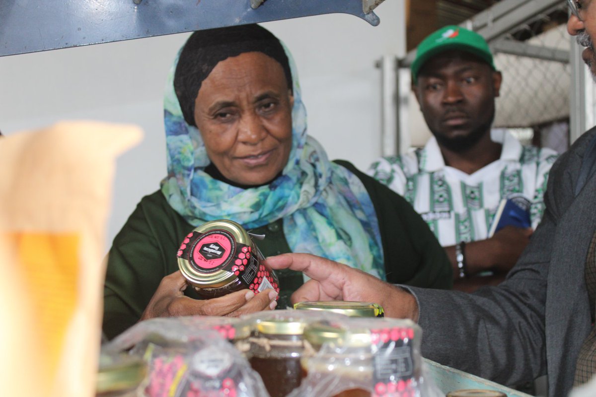 _PABRA's tweet photo. 🐝🌱 #WorldBeeDay reminds us: bees are key allies in food security. Through #BRAINSProject with @icipe, we link beans, fruit trees &amp; pollination systems—strengthening nutrition, biodiversity &amp; resilient farming in Africa.

Bee together for people &amp; the planet 🌍💚 &amp; #SaveTheBees https://t.co/pmPCXc11c5