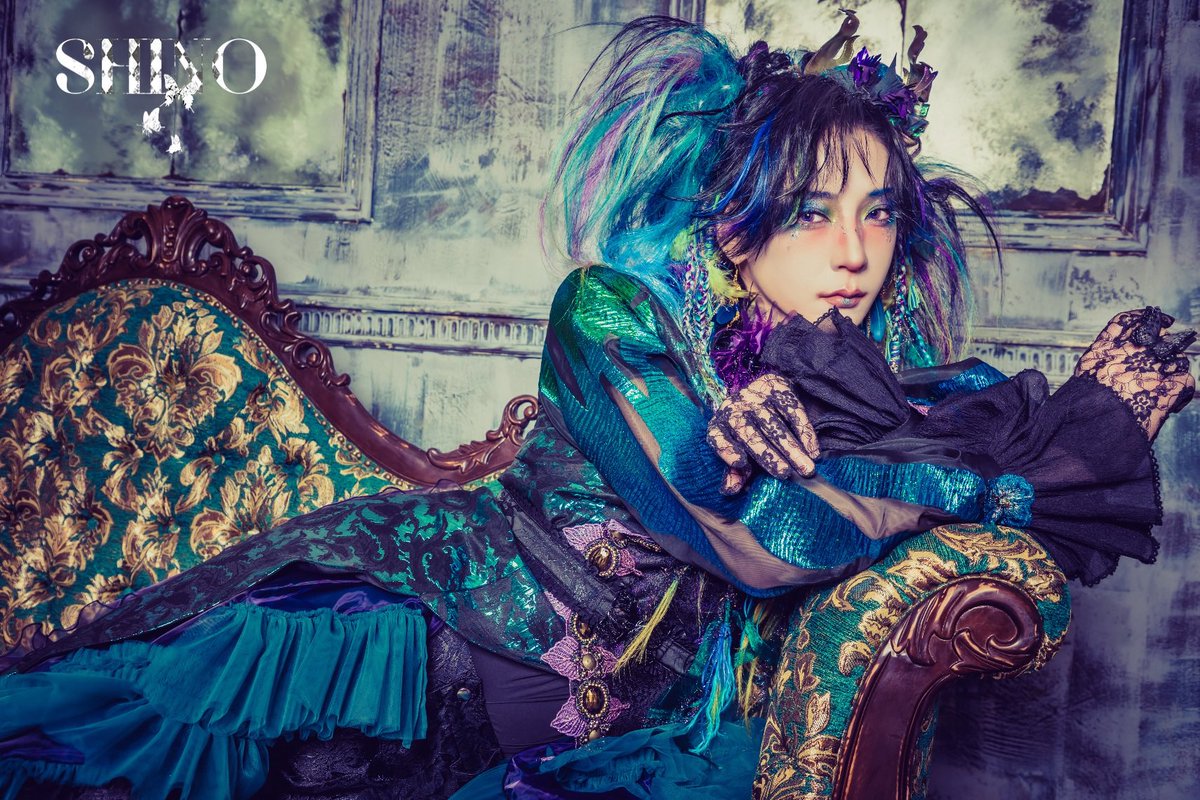 dressendoris's tweet photo. ⚜️NEW VISUAL COLLECTION⚜️
【 虹彩の羽音— Humming Prism —】

Art Director：SHINO @dressendoris 

Model：ハク(ユナイト)
@official_haku 

Photographer：菅沼剛弘 t.Suganuma 
@SuganumaPhoto

Hair &amp; Make-up：A・DO @ado33make32 

Head Dress：Puppe zurück

#ヴィジュアル系 https://t.co/yVZYyqUQn7