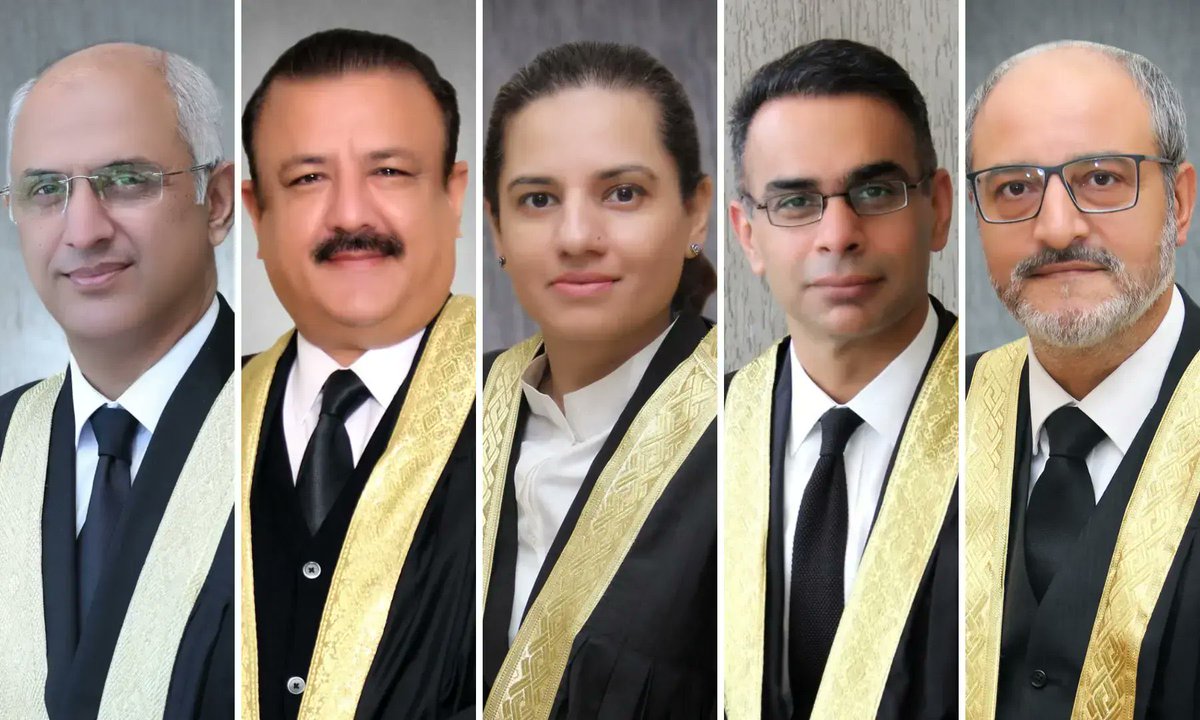 ARYSabirShakir's tweet photo. قوم ملک آئین کے ہیروز جج اللہ سلامت رکھے اگر یہ ہمت کرسکتے ہی تو باقی بھی کرسکتے تھے لیکن انہوں نے غلامی نوکری کا راستہ اختیار کیا انسان اپنے اعمال سے یاد رکھا جائیگا https://t.co/8lcLMvyjJT