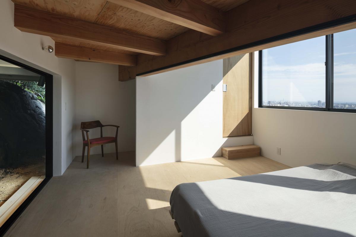 JapanArchitects's tweet photo. 【Project Update】「崖上の住宅」荒谷省午建築研究所
最大角70度の傾斜地で平地はない。岩盤質の斜面にそれぞれのボリュームを引っ掛けるように置くことで生まれた6つの床レベルを段差や階段で繋ぎ、土地の性質を居住空間に取り込み、変化に富んだ眺望の良い住宅となった
https://t.co/qFPCVnyiIP https://t.co/ihnI4fk8C2
