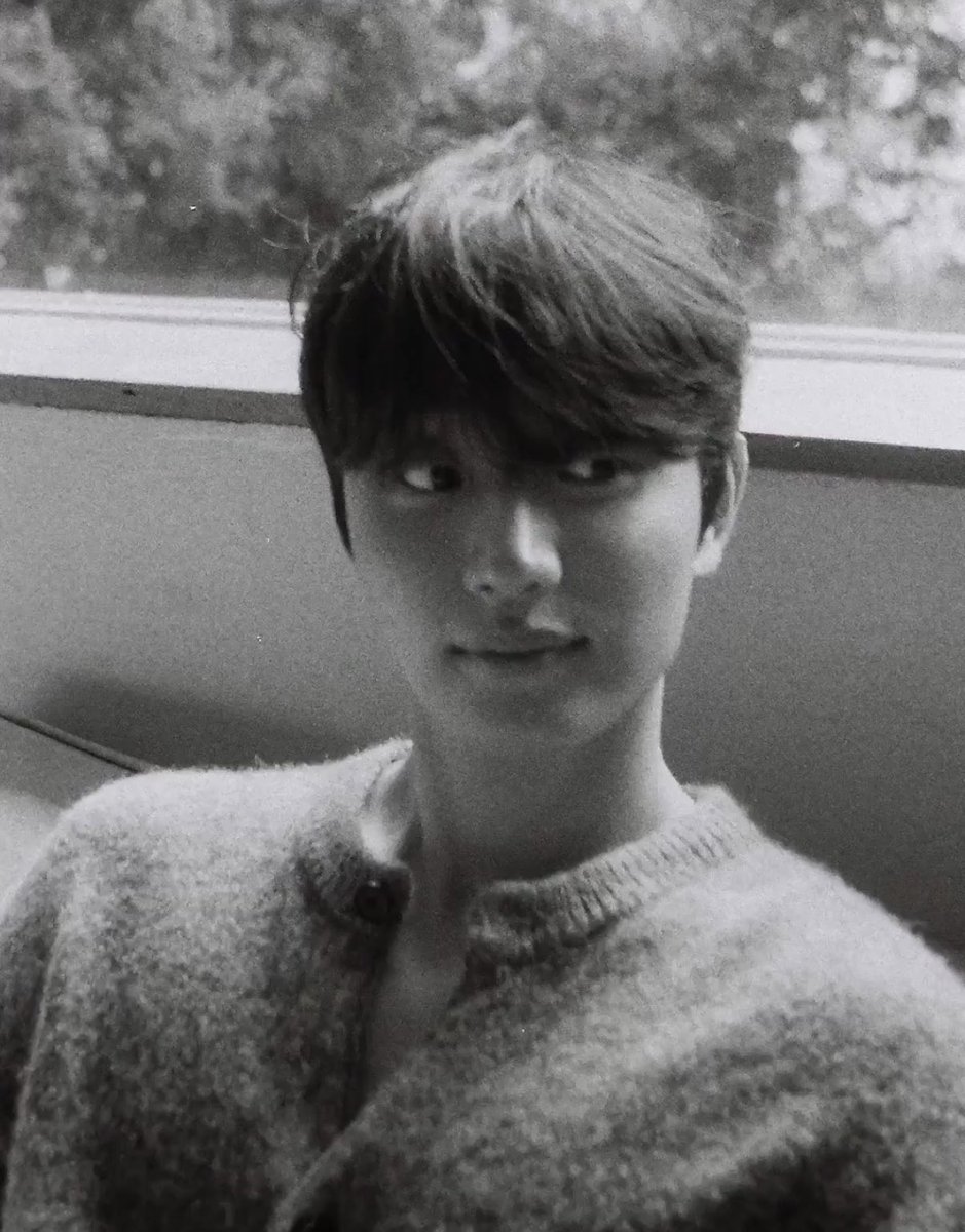 존재 tweet media
