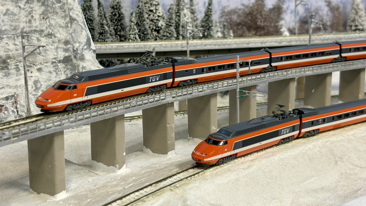 DR_InterEX's tweet photo. KATO TGV Sud-Estが入線しました。

欧州各国での発売から遅れること約一カ月、ついに製造もとの日本でも入手が可能になりました。

TGVといえば、この鮮やかなオレンジとグレー、それに白帯のこのスタイルが今でも一番に思い浮かびますが、現代仕様でしっかりと再現されています。 https://t.co/PYwoip9yLW