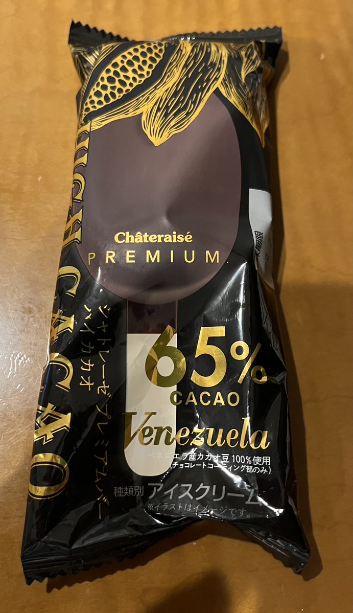 Mano_Pinpan's tweet photo. 優しい味のチョコアイスをコーティングしてるチョコレートは、前回のプレミアムバーと変わらないけど、ベネズエラカカオというのもあって、苦味酸味は昔のカレドショコラのベネズエラビターを思い出す

#シャトレーゼプレミアムバー
#ログレス民の今日のアイスクリーム https://t.co/KxVwu8Me8N