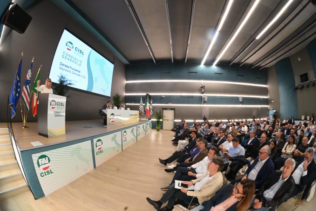CislNazionale's tweet photo. #DanielaFumarola al CG #FaiCisl: «Il contrasto al caporalato non si realizza solo con la repressione. Ma anche costruendo lavoro regolare, formazione, tutele, integrazione. E naturalmente, benessere, salute e sicurezza nei luoghi di lavoro. Che deve diventare parte integrante dell’organizzazione del lavoro, della formazione, della contrattazione.
Il decreto lavoro va nella giusta direzione, anche se restano aspetti da migliorare.
Ma un decreto da solo non basta. Può essere un primo passo. Non la soluzione complessiva per affrontare davvero salari bassi, produttività debole, crescita insufficiente e disuguaglianze».
@fai_cisl