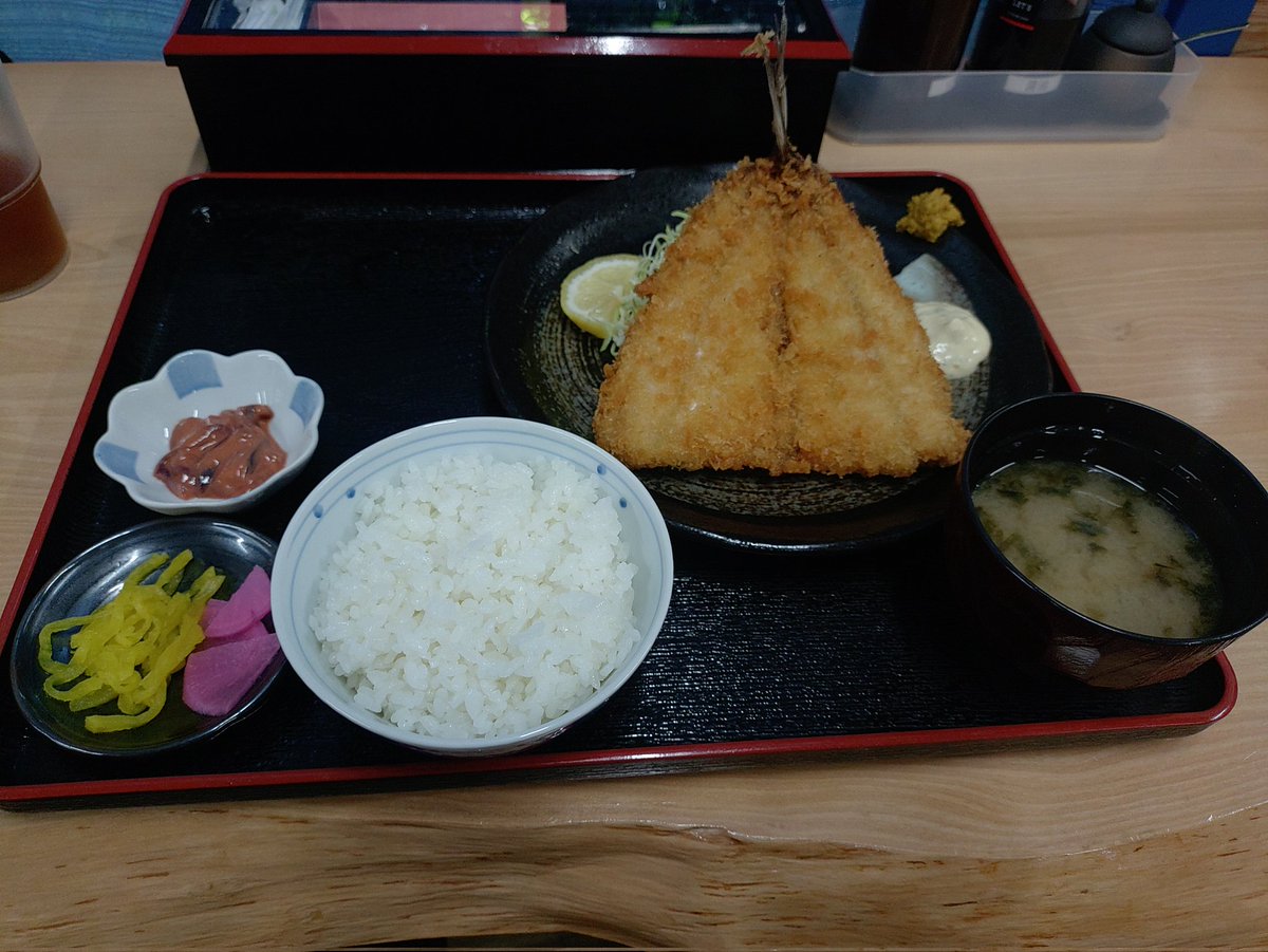 _llbeen's tweet photo. 一昨日の昼めっし
肉厚アジフライ。 https://t.co/yof5CwecBw