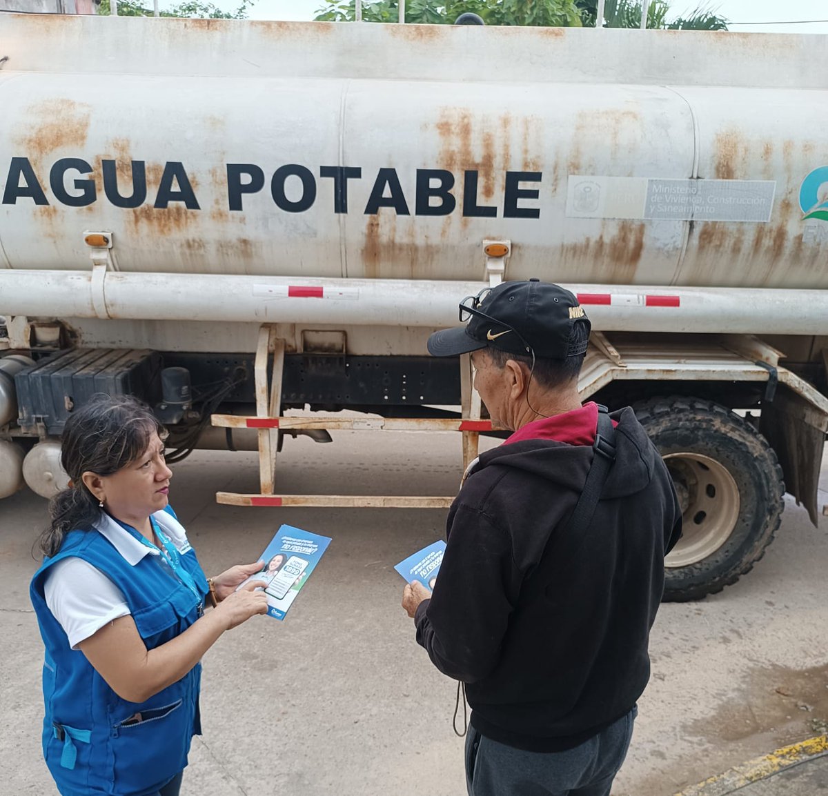 sunassperu's tweet photo. 📍#Ucayali | Monitoreamos el abastecimiento alternativo de agua potable con camiones cisterna en el sector César Vallejo, distrito de Callería, durante el corte por trabajos de emergencia en la PTAP de Emapacop. También orientamos a los usuarios sobre sus derechos y deberes. https://t.co/4GrEZ7eGzL