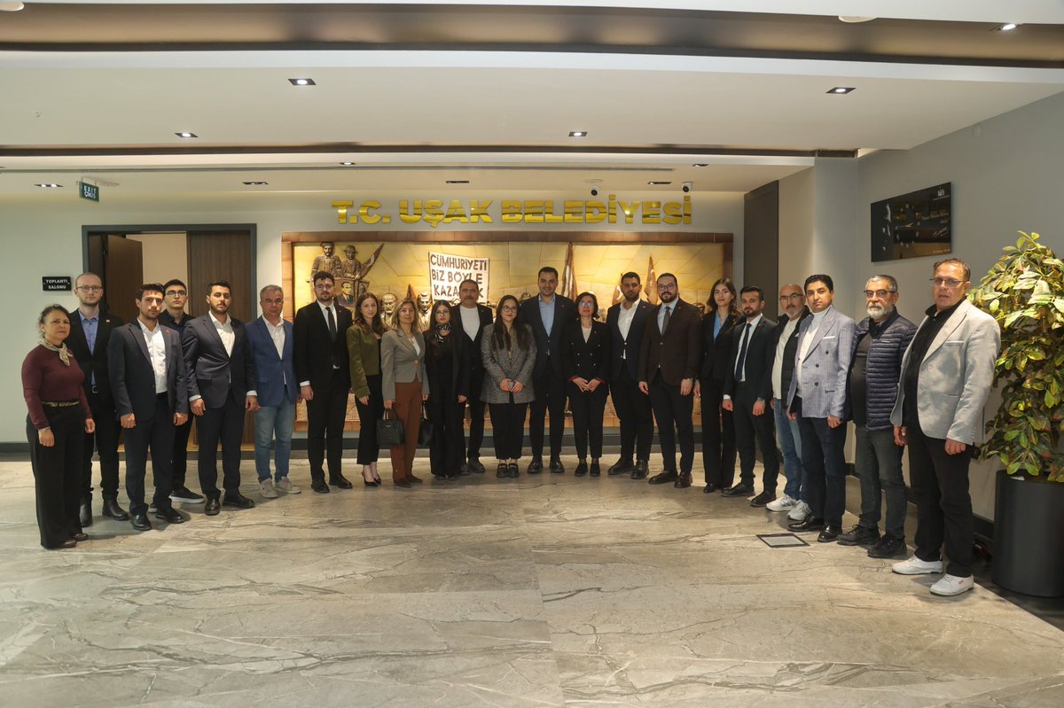 ozgurgenclikgm's tweet photo. Gençlik Kolları Genel Başkanımız Cem Aydın; Uşak İl Örgütümüzü, Uşak Belediye Başkan Vekilimiz Hatice Terekeci Özkan’ı ve Uşak İl Genel Meclisi Başkanı Aynur Yurtsever’i ziyaret etti. https://t.co/ORZpFNya03