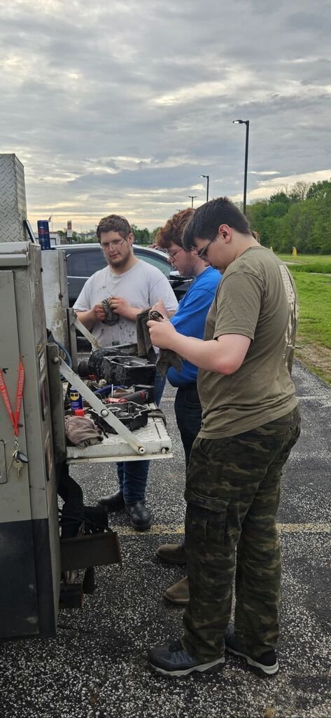 ACEAcademy1234's tweet photo. 🔧⚙️ ACE students have been hard at work in small engine labs with Mr. Neal Kitchen!

These students are having a blast learning through hands-on experiences while building valuable skills for the future. 

It’s great to see their excitement and dedication in the shop! https://t.co/2tffHIZNbA