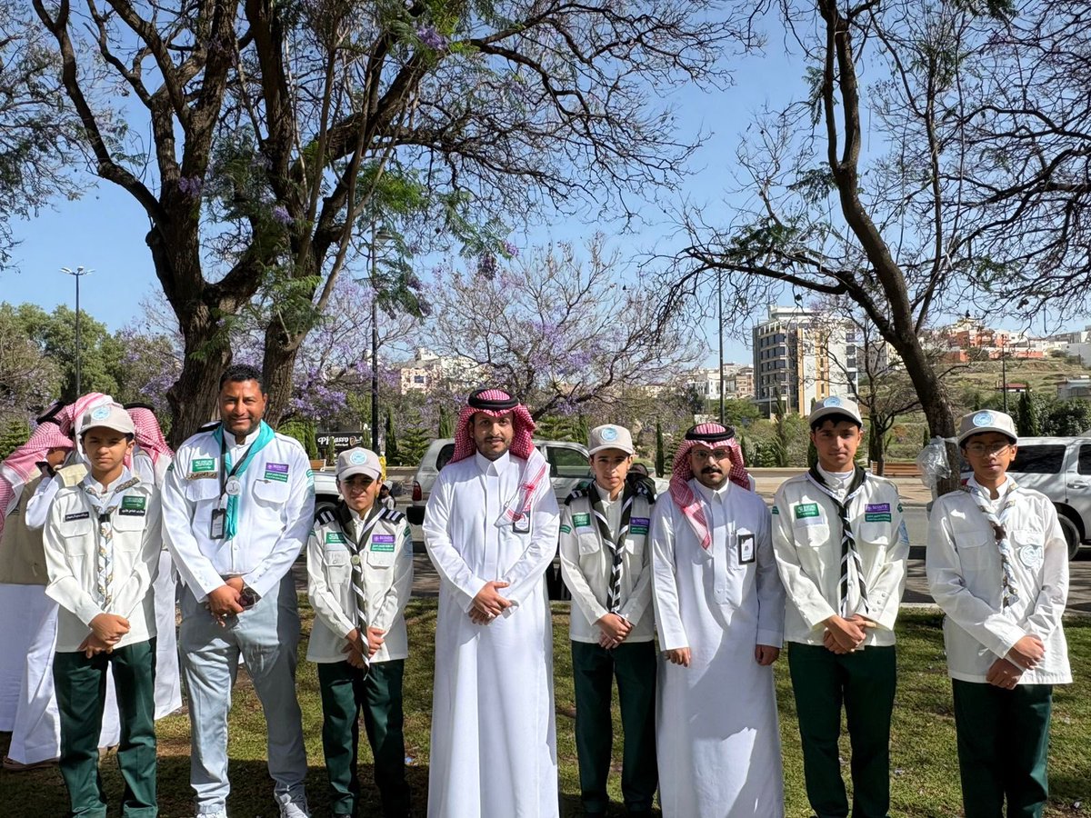 almanaahil's tweet photo. بألوان الجاكرندا وروح الكشافة المشرقة،تألق الفريق الكشفي للمرحلة المتوسطة (الفتيان) بمجمع #مدارس_المناهل_الأهلية في مشاركته بفعاليات موسم الجاكرندا 2026 بشارع الفن بمدينة أبها، برفقة القائد الكشفي الأستاذ إبراهيم جابر، وبحضور سعادة مدير التعليم بمنطقة عسير، وذلك بدعم واهتمام من مدير المجمع الأستاذ سعد الأسمري ومتابعة وكيل المجمع الأستاذ عوض بن نهار، في مشاركة عكست تميز طلاب المجمع وروحهم الكشفية والوطنية🪻🌟