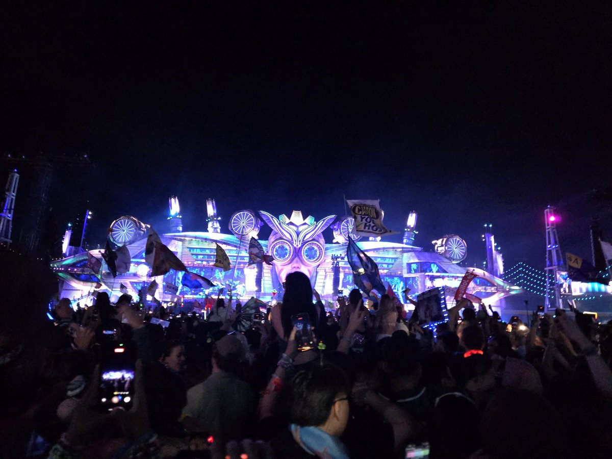 Panda_m0nium8's tweet photo. After 15+yr hiatus (EDC LA), I got back into raving. Started the year at Beyond Wonderland, got adopted into a rave fam and now went to my first EDC Las Vegas. Didn't even plan on going, but the fam said otherwise.  So grateful to meet such amazing friends. #edc #EDCLasvegas https://t.co/gen6pQdT0Q