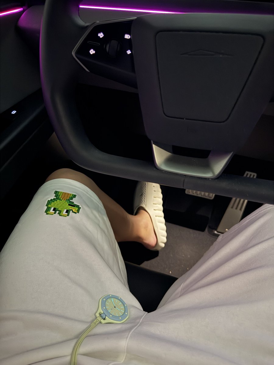 0xhoon's tweet photo. The Swatch AP Royal Pop is pretty sick I’m rocking it https://t.co/qBEuQTgETZ