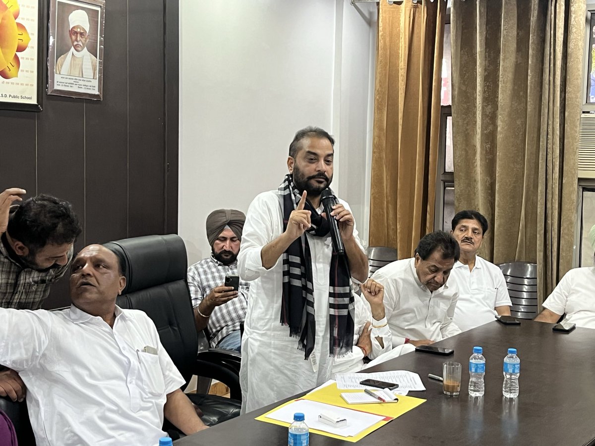 RaminderAwla's tweet photo. ਅੱਜ ਬਠਿੰਡਾ ਵਿਖੇ ਨਗਰ ਨਿਗਮ ਚੋਣਾਂ ਸਬੰਧਤ ਕੋਆਰਡੀਨੇਟਰ ਸਾਹਿਬਾਨਾਂ ਨਾਲ ਮੀਟਿੰਗ ਕੀਤੀ ll https://t.co/y8iBkHQ8C3