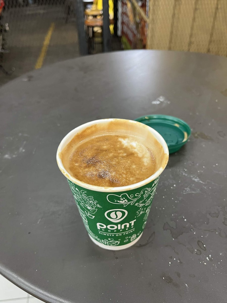 basabas67's tweet photo. Point cofee tuh baristanya emang ga semua bisa bikin kopi kah?, cappuccino macam apa ini?, gaada art nya gapapa deh, tapi ini foam nya gaada sama sekali, ini mah susu dituang kopi doang https://t.co/iqKRHqKam4