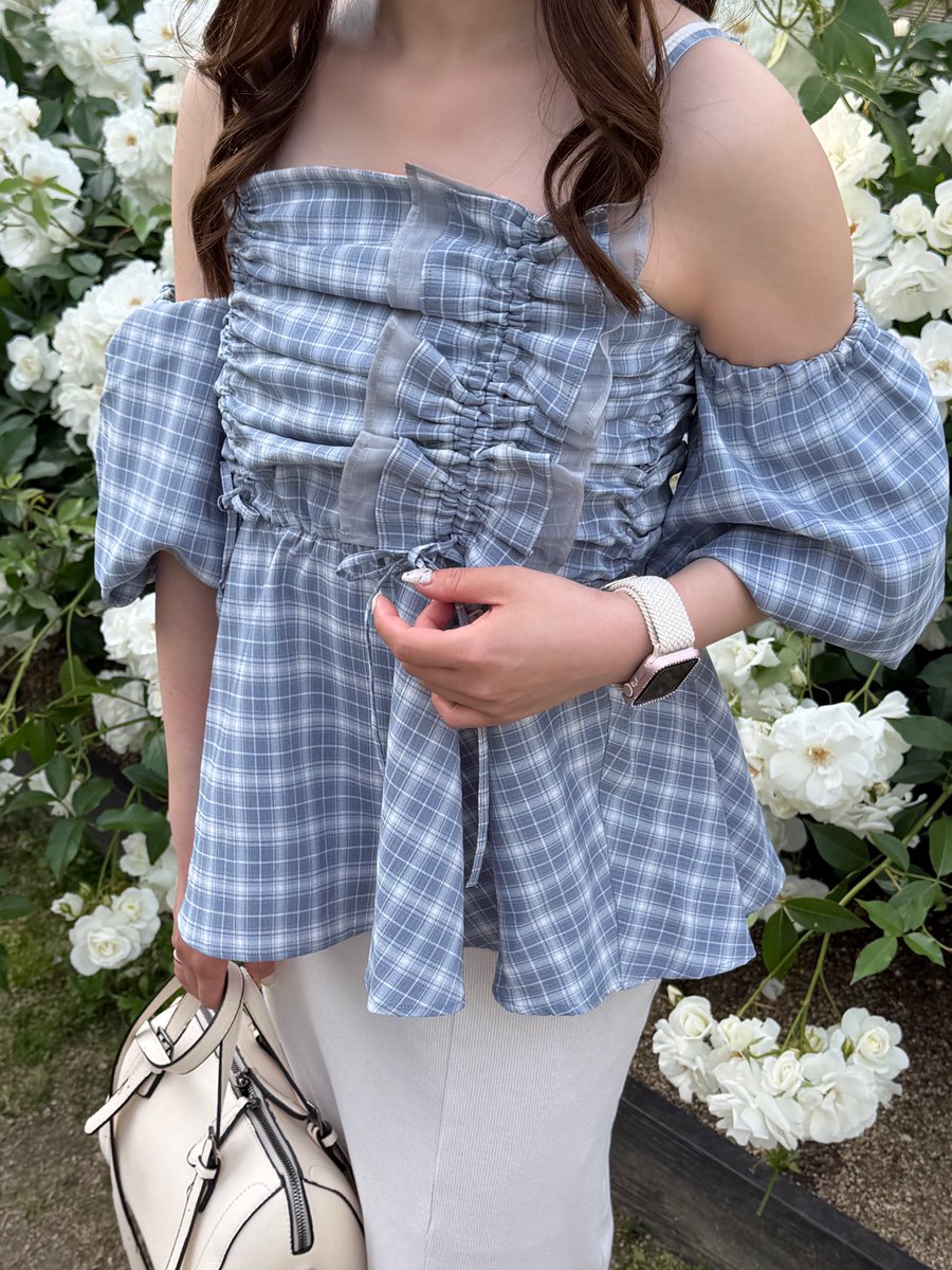 mn_____min's tweet photo. 今年も中之島バラ園に🌹♡
midealの青チェックのトップスがバラと合って可愛かった~🩵 https://t.co/trHxdbEeAh
